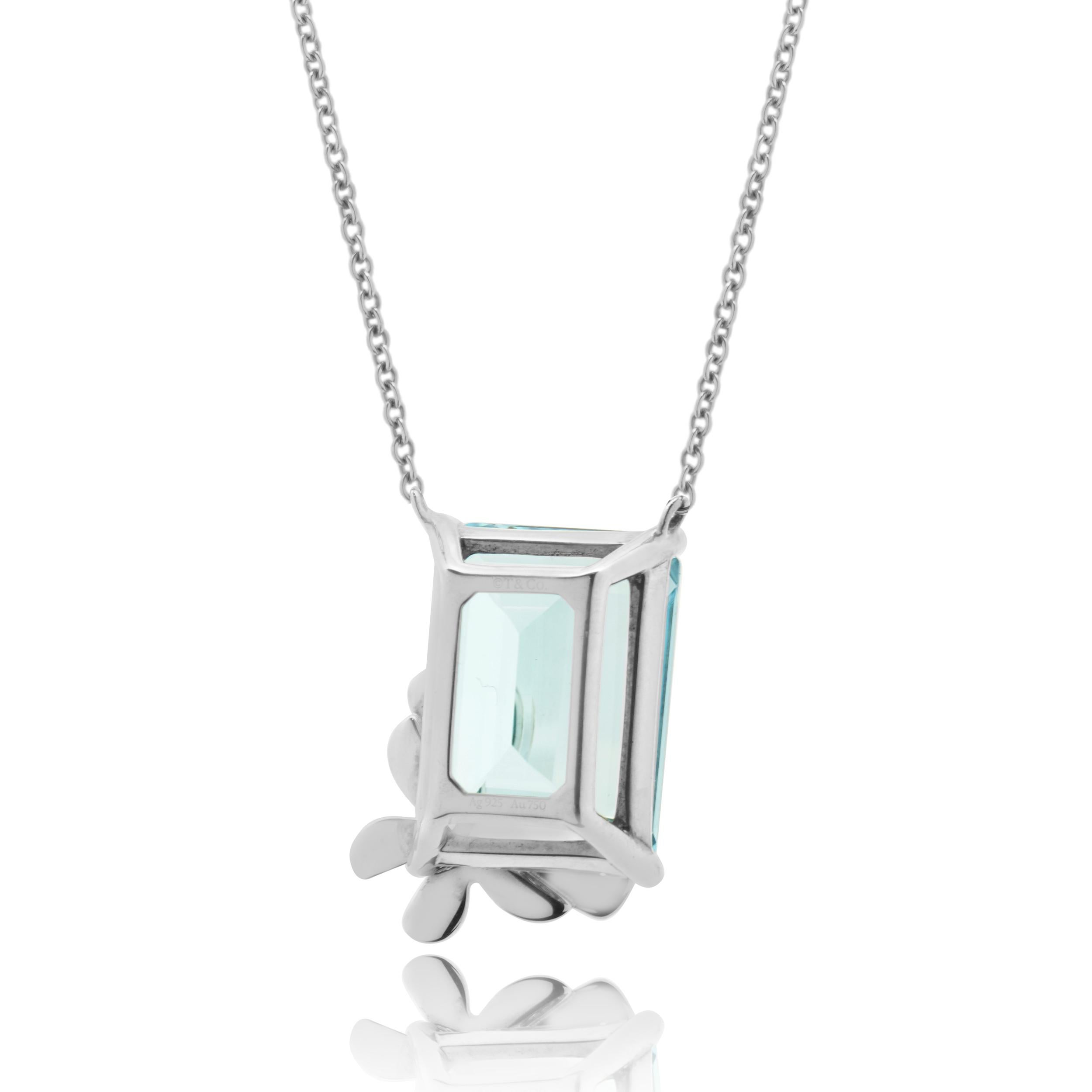 Taglio smeraldo Tiffany & Co. Collana con farfalla in argento sterling e oro bianco 18 carati con topazio blu in vendita