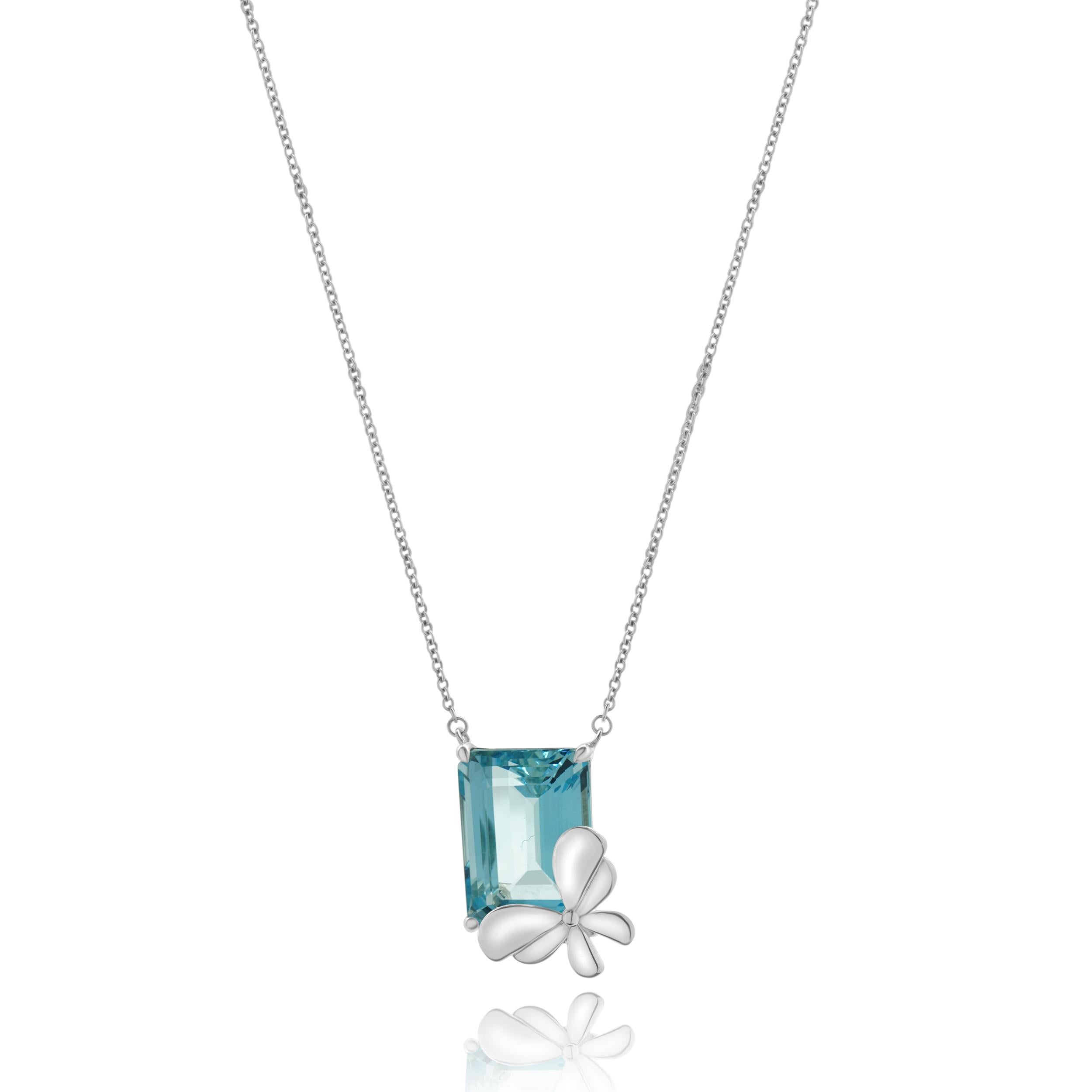 Tiffany & Co. Collana con farfalla in argento sterling e oro bianco 18 carati con topazio blu in vendita