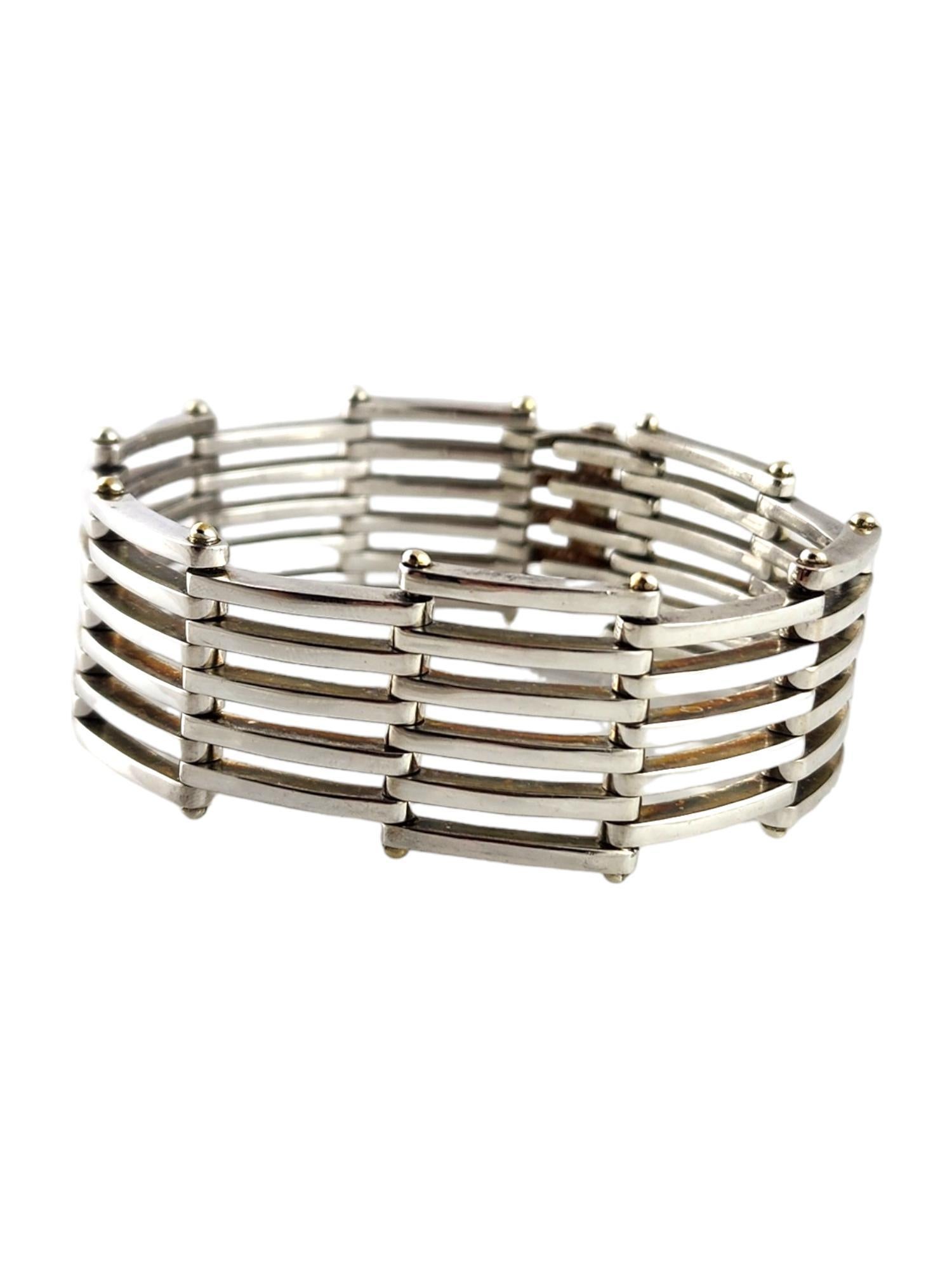 Tiffany & Co Sterling Silber & 18K Gelbgold Tor Gliederarmband

Dieses wunderschöne Gliederarmband des Designers Tiffany & Co wurde sorgfältig aus Sterlingsilber mit Details aus 18 Karat Gelbgold gefertigt!

Größe; 7