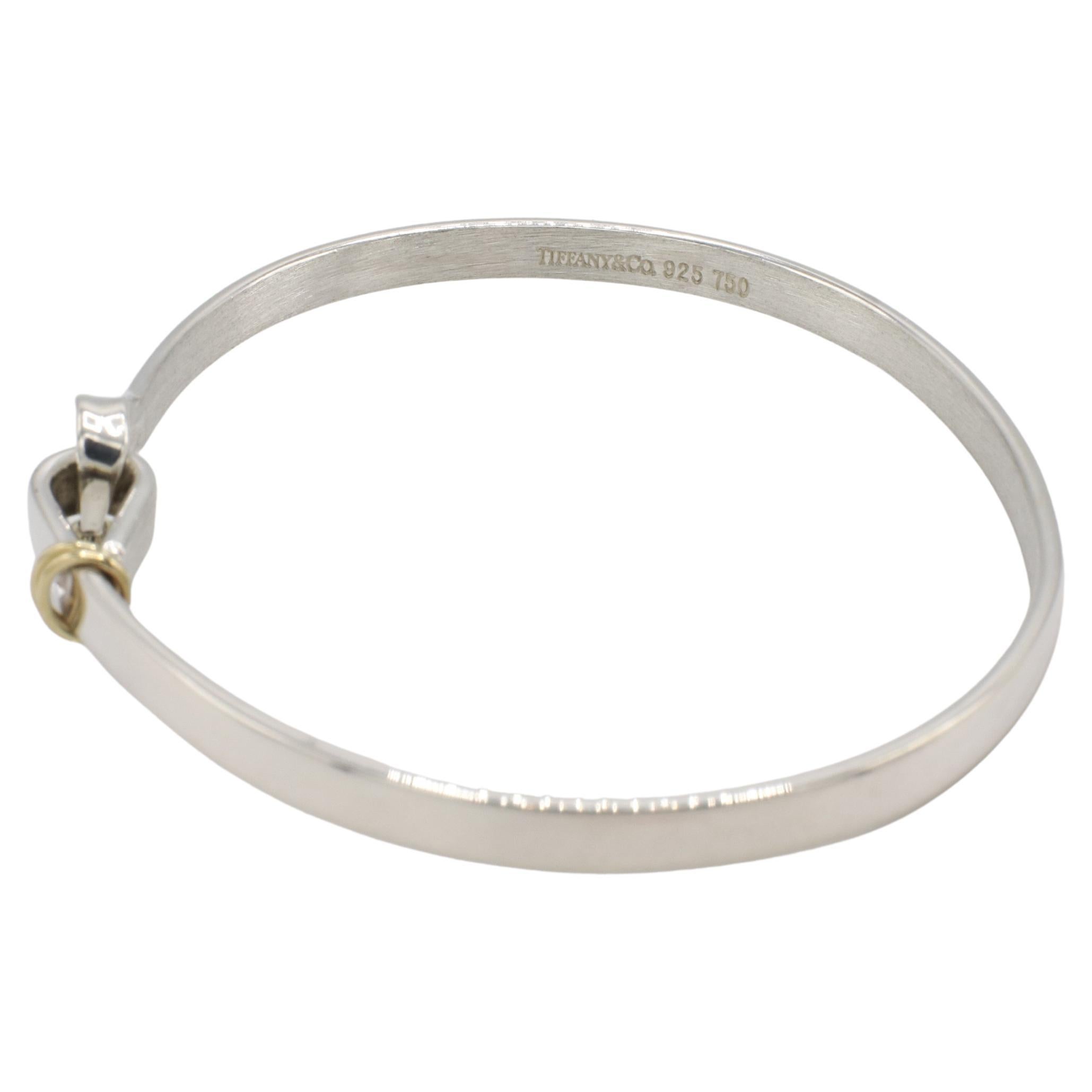 Tiffany & Co. Bracelet à crochets en argent sterling et or jaune 18K 
Métal : Argent sterling et or jaune 18k
Poids : 12,47 grammes
Circonférence : 7.25 pouces
Largeur : 4mm
Signé : Tiffany & Co. 925 750
ST F35000823