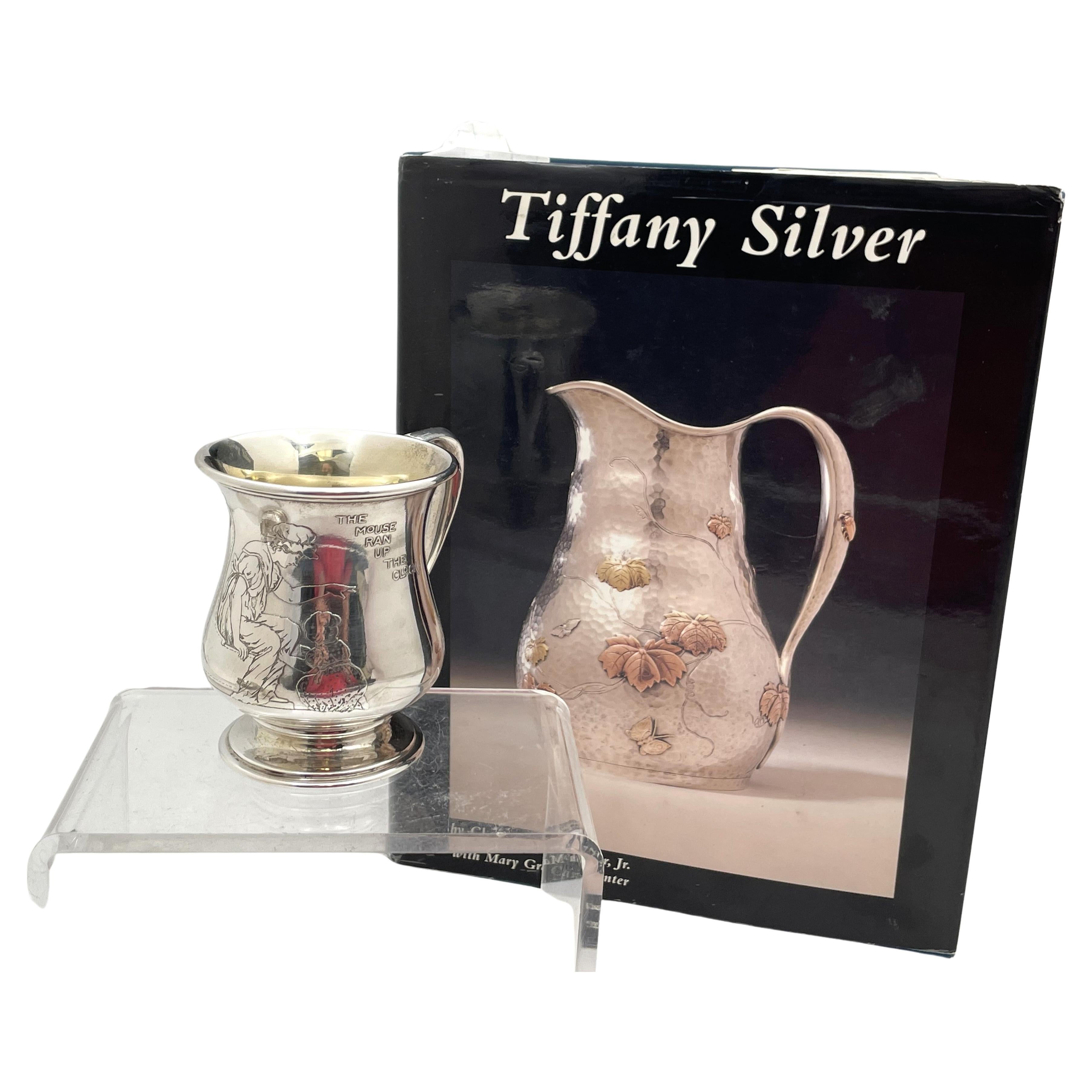 Tiffany & Co. Sterlingsilber-Kinderbecher aus Sterlingsilber, 1908, „The Mouse Ran Up the Clock“ im Angebot