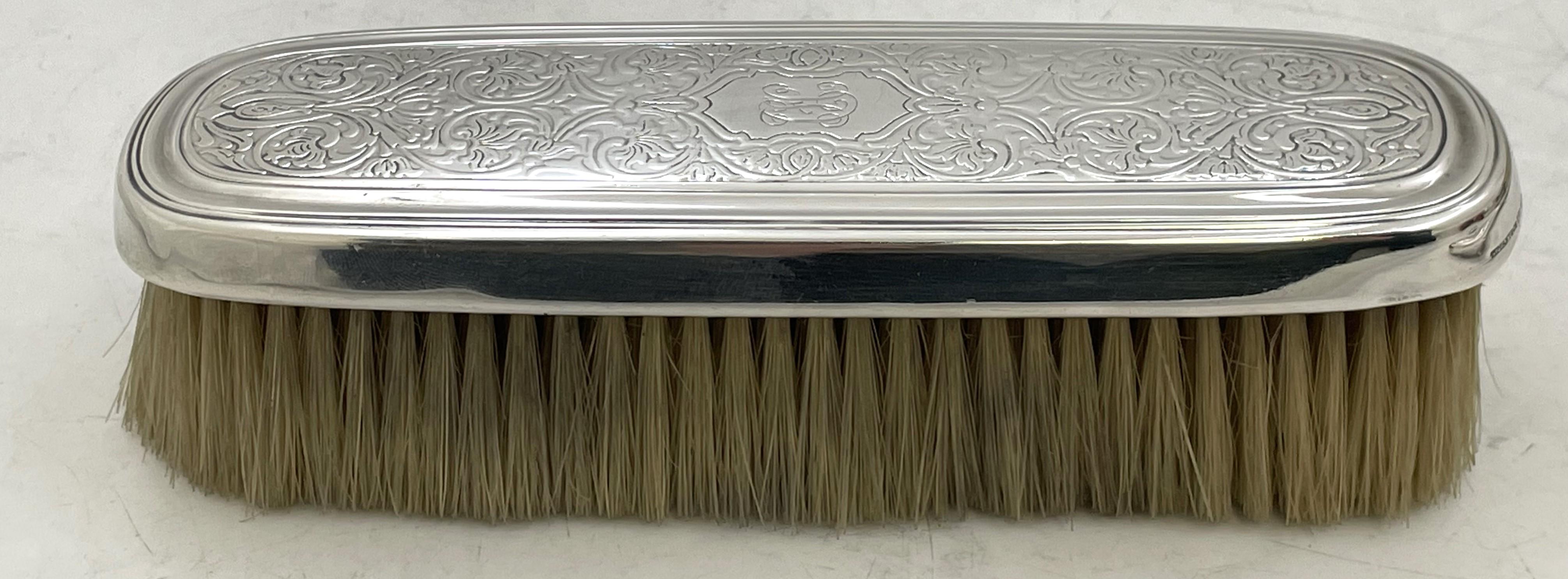Tiffany & Co. Set da toilette in argento Sterling 1908 con specchio, portacipria e spazzola in vendita 3