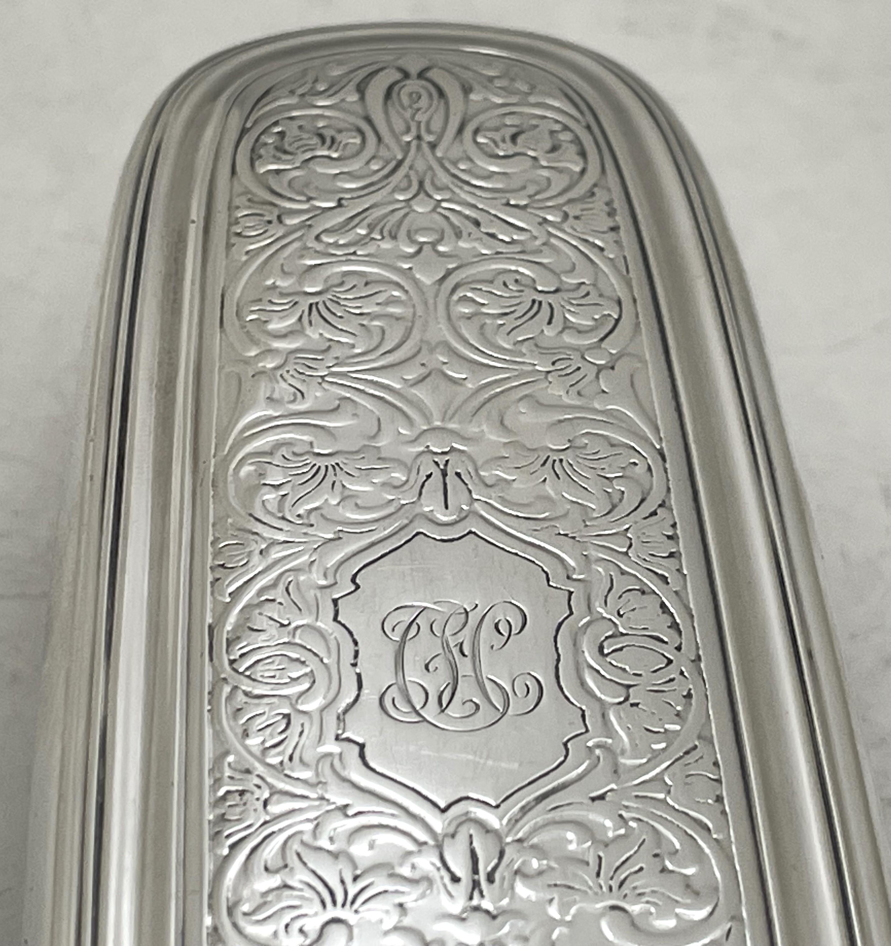 Tiffany & Co. Set da toilette in argento Sterling 1908 con specchio, portacipria e spazzola in vendita 4