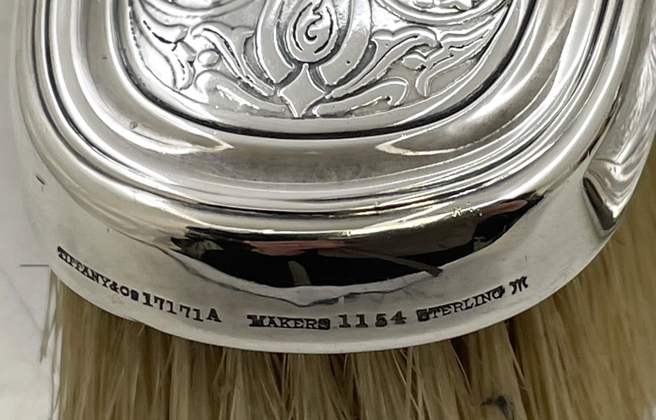 Tiffany & Co. Set da toilette in argento Sterling 1908 con specchio, portacipria e spazzola in vendita 8