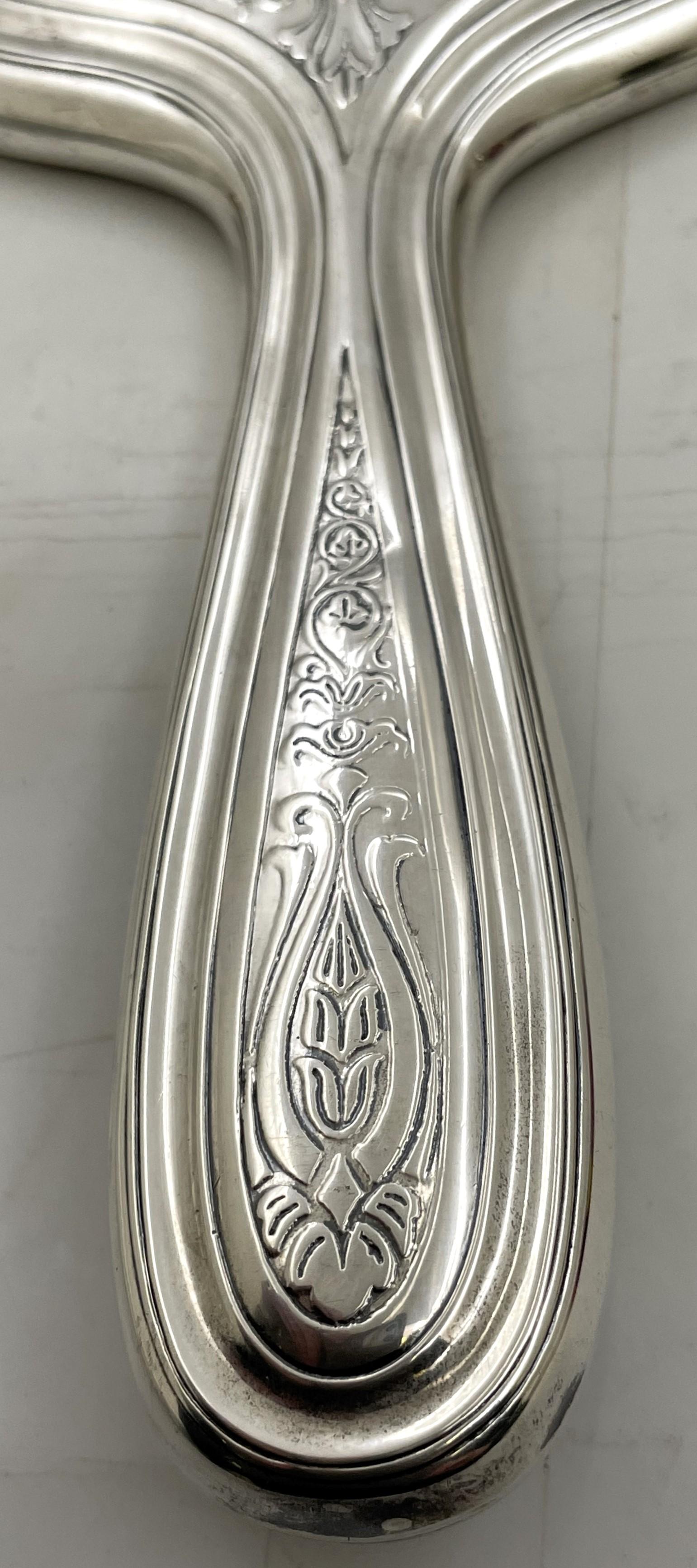 Tiffany & Co. Set da toilette in argento Sterling 1908 con specchio, portacipria e spazzola In condizioni buone in vendita a New York, NY