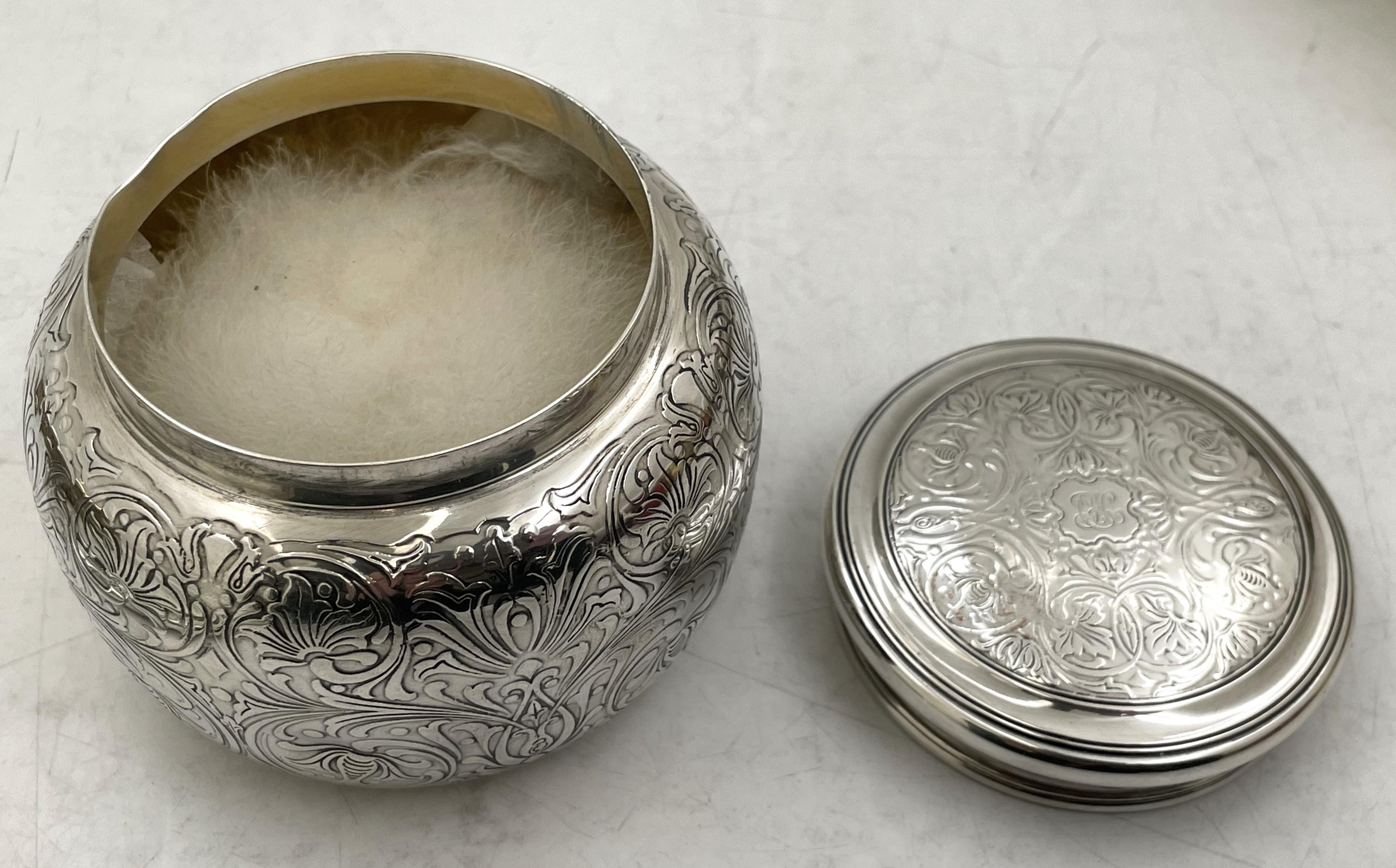 Tiffany & Co. Set da toilette in argento Sterling 1908 con specchio, portacipria e spazzola in vendita 1