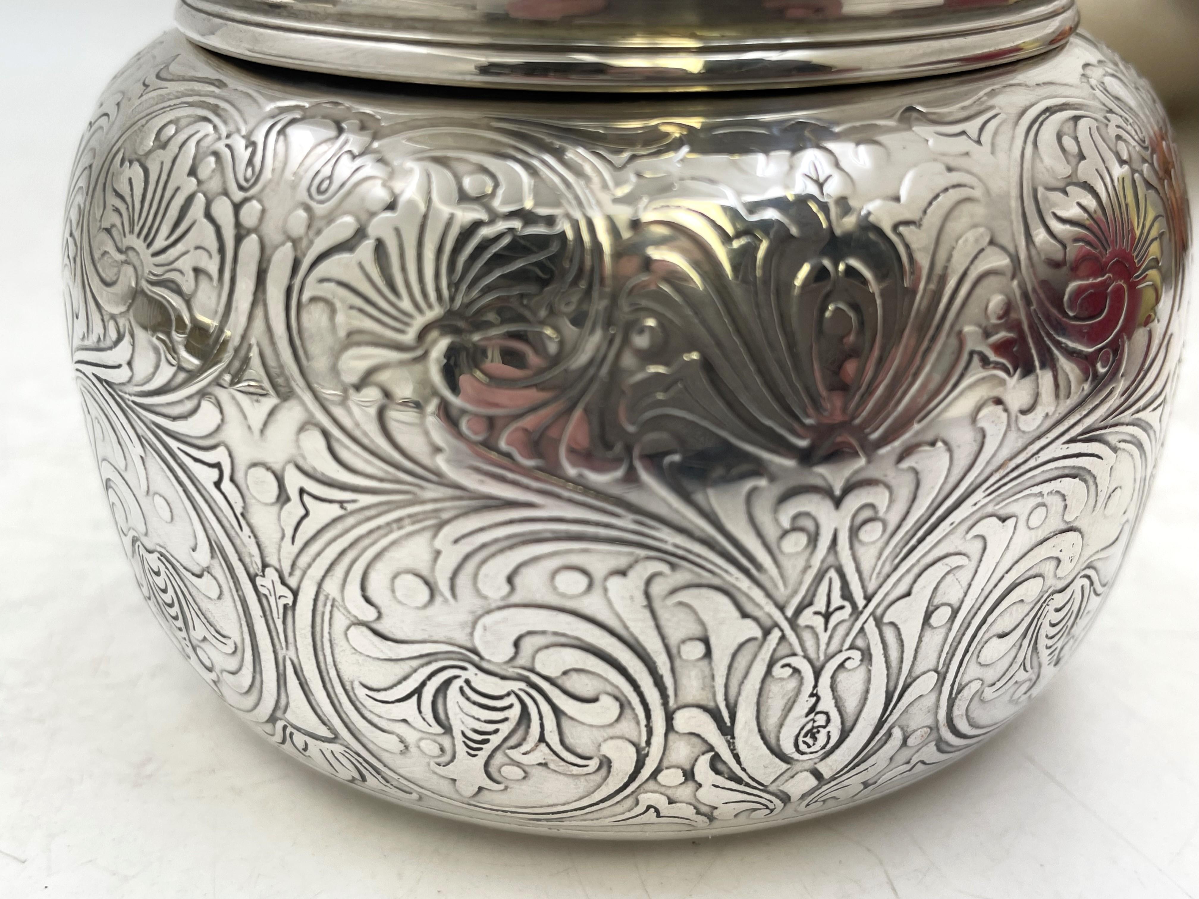 Tiffany & Co. Set da toilette in argento Sterling 1908 con specchio, portacipria e spazzola in vendita 2