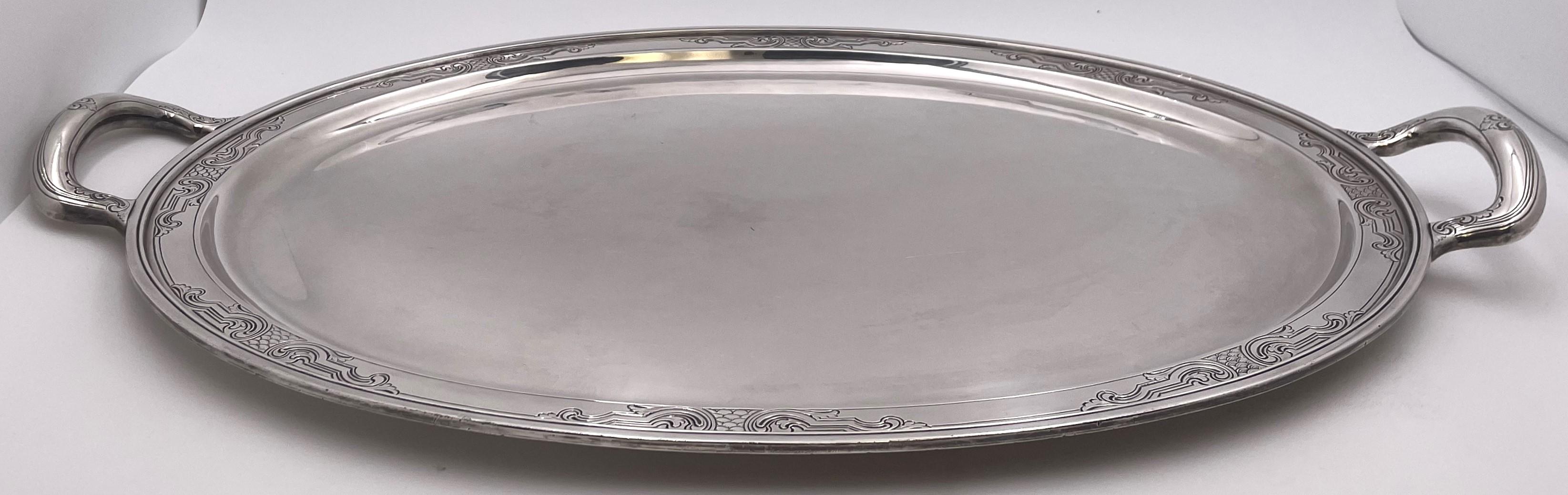 Serviertablett mit zwei Griffen aus Sterlingsilber von Tiffany & Co. mit der Musternummer 19013G aus dem Jahr 1916. Der Rand ist mit eingravierten stilisierten geometrischen Motiven geschmückt. Sie misst 28'' von Griff zu Griff (24'' ohne die