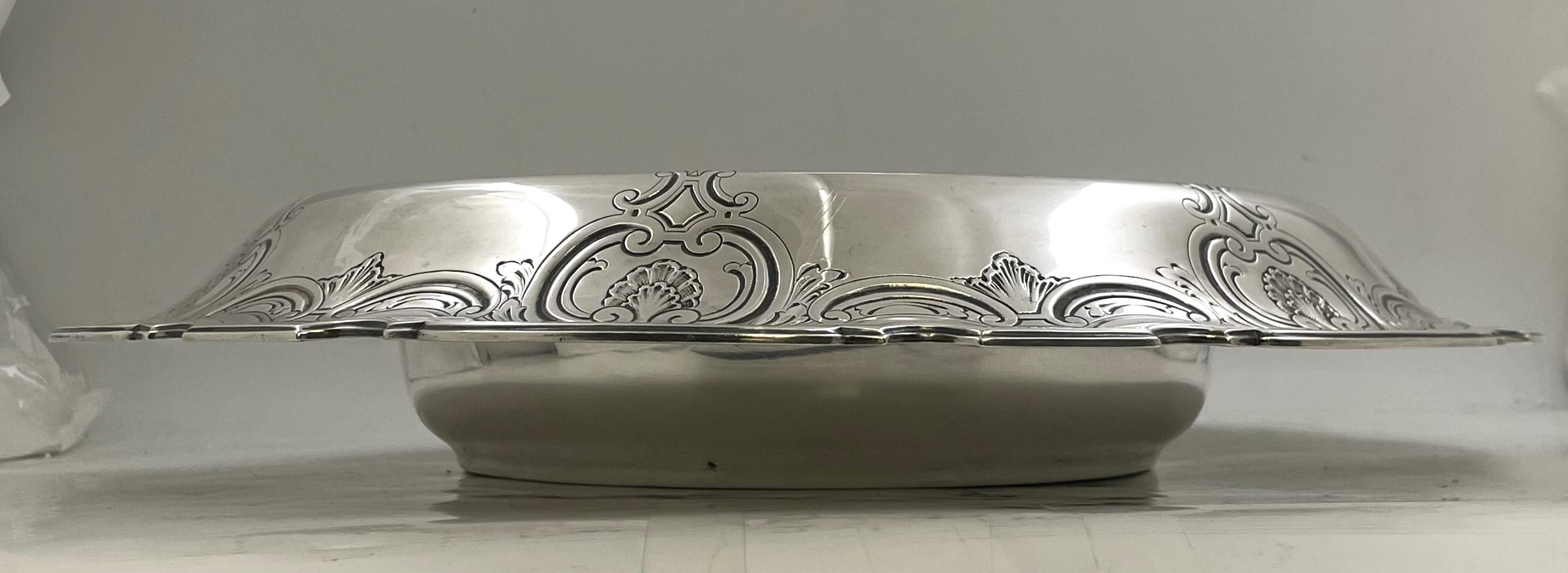 Tiffany & Co. Sterling Silver 1921 Centerpiece Bowl in Kings Pattern In Good Condition For Sale In New York, NY