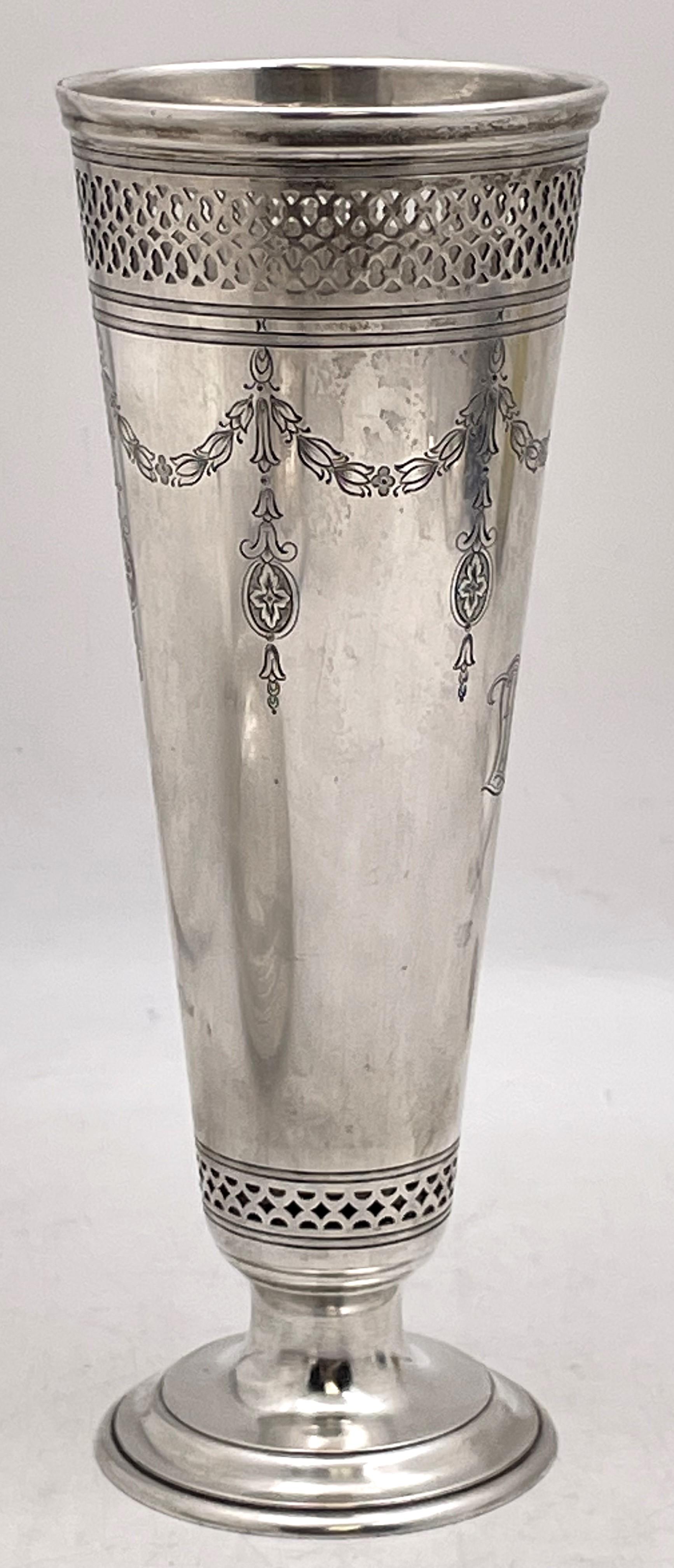 Vaso in argento sterling di Tiffany & Co. con numero di modello 19993L del 1921, in stile Art Deco, con motivi traforati e splendidamente ornato con ghirlande e disegni floreali incisi. Misura 9'' di altezza per 3 1/4'' di diametro alla sommità,