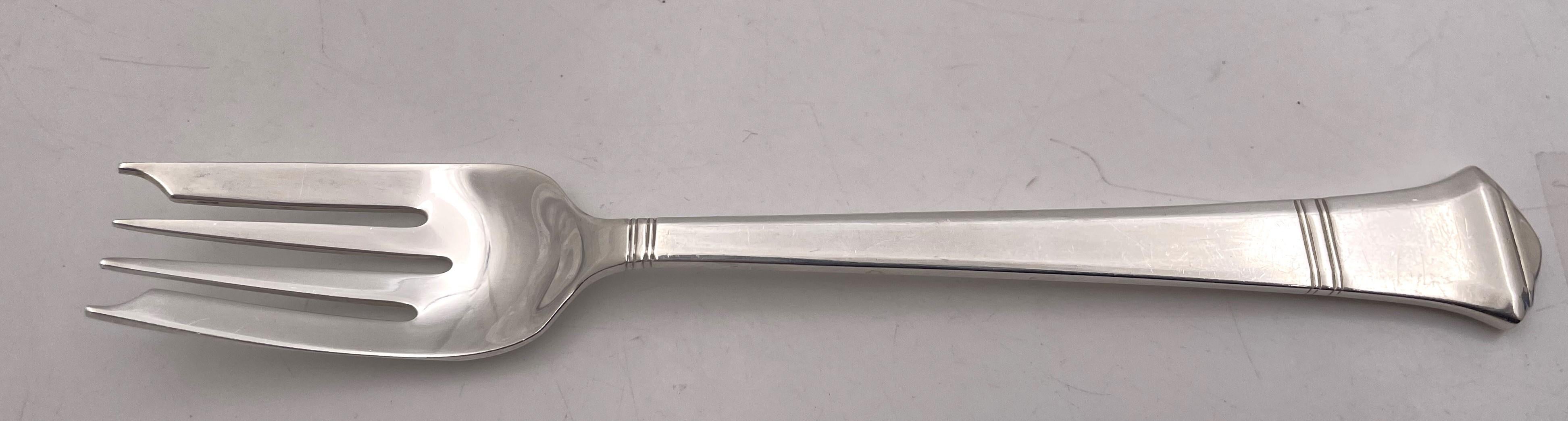 Set di posate in argento sterling Tiffany & Co. del 1923 in stile Art Deco e con motivo Windham, con un bellissimo disegno geometrico, composto dai seguenti 65 pezzi:

12 forchettoni da 6 7/8'' di lunghezza, di cui uno più grande da 7 3/4''.
12