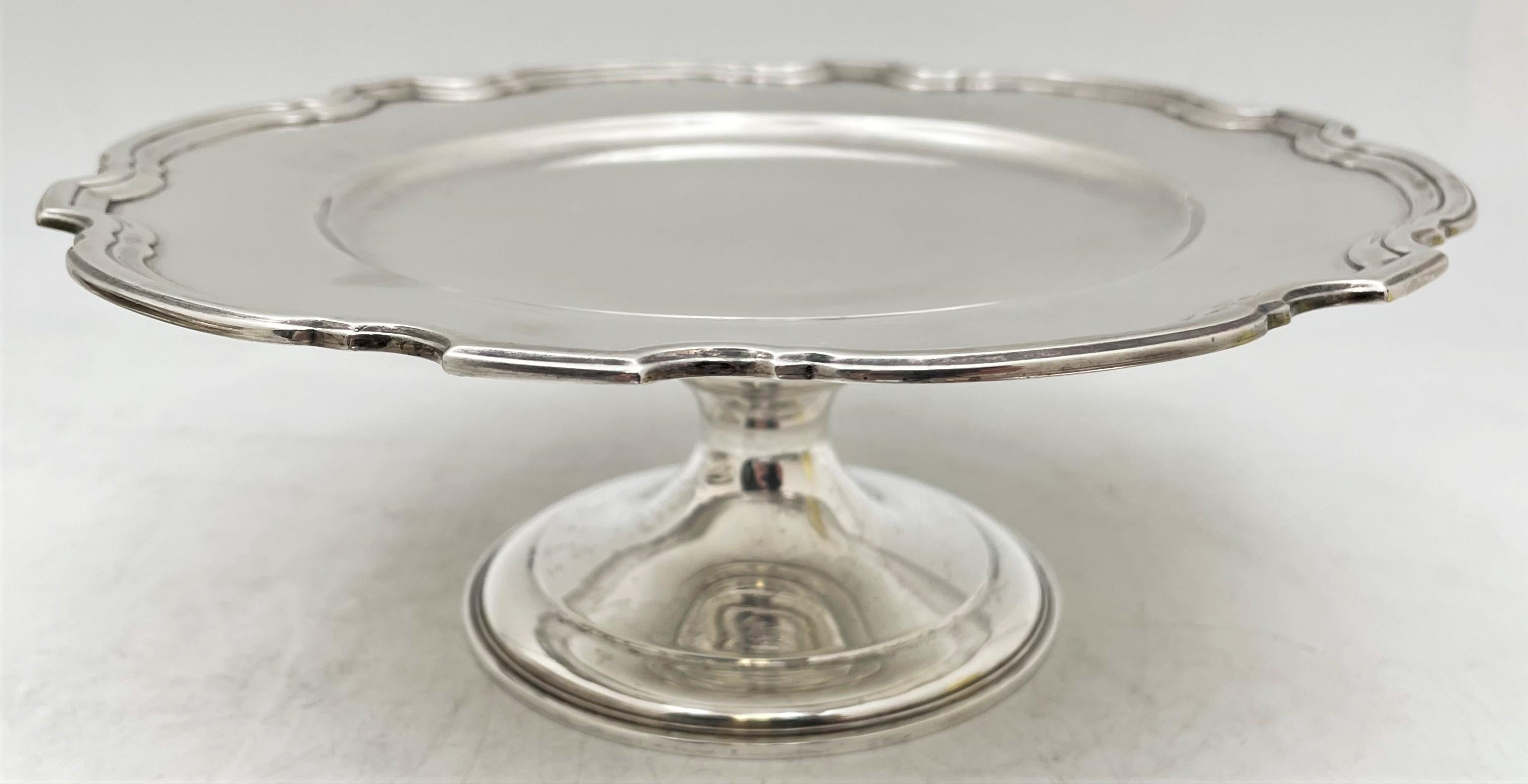 Tiffany & Co., tazza ou plat sur pied en argent sterling, modèle 20270 de Hampton, datant de 1923 et de style Art Déco, avec un large bord curviligne à inclinaison géométrique. Elle mesure 9'' de diamètre par 3 1/2'' de hauteur, pèse 19 onces troy,