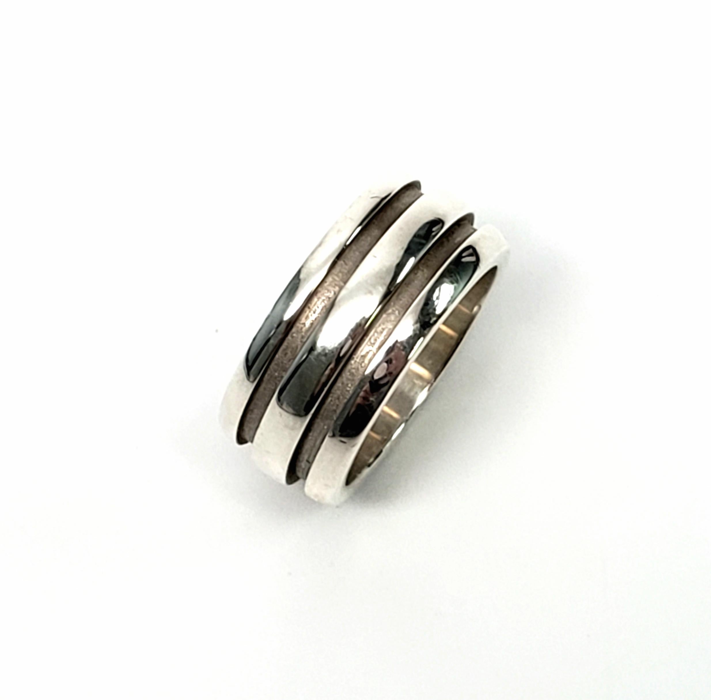 Vintage sterling silver ring by Tiffany & Co, circa 1995.

Sterling silver grooved or ribbed unisex band by Tiffany & Co.

Measures 9mm - 3/8