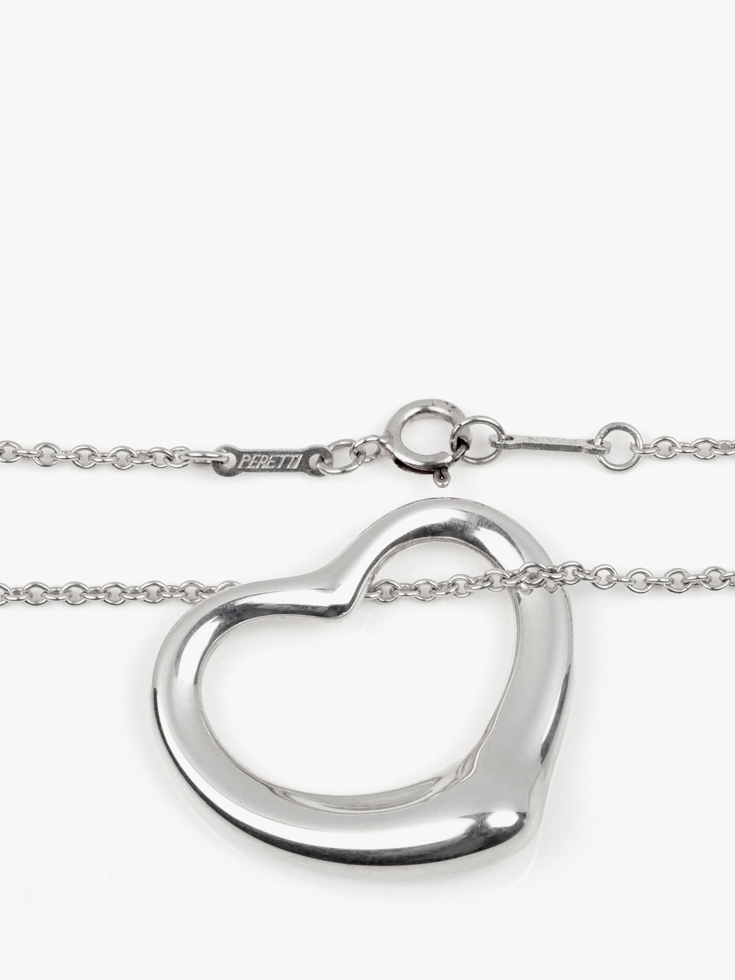 Tiffany & Co. Ciondolo a cuore aperto Elsa Peretti in argento sterling 27 mm

Dettagli del prodotto
Xupes Ref: J1561
Marchio: Tiffany & Co.
Model: Ciondolo a cuore aperto da 27 mm
Tipo: Collana
PREZZO DI VENDITA: £670
Accompagnato da: Tiffany & Co.