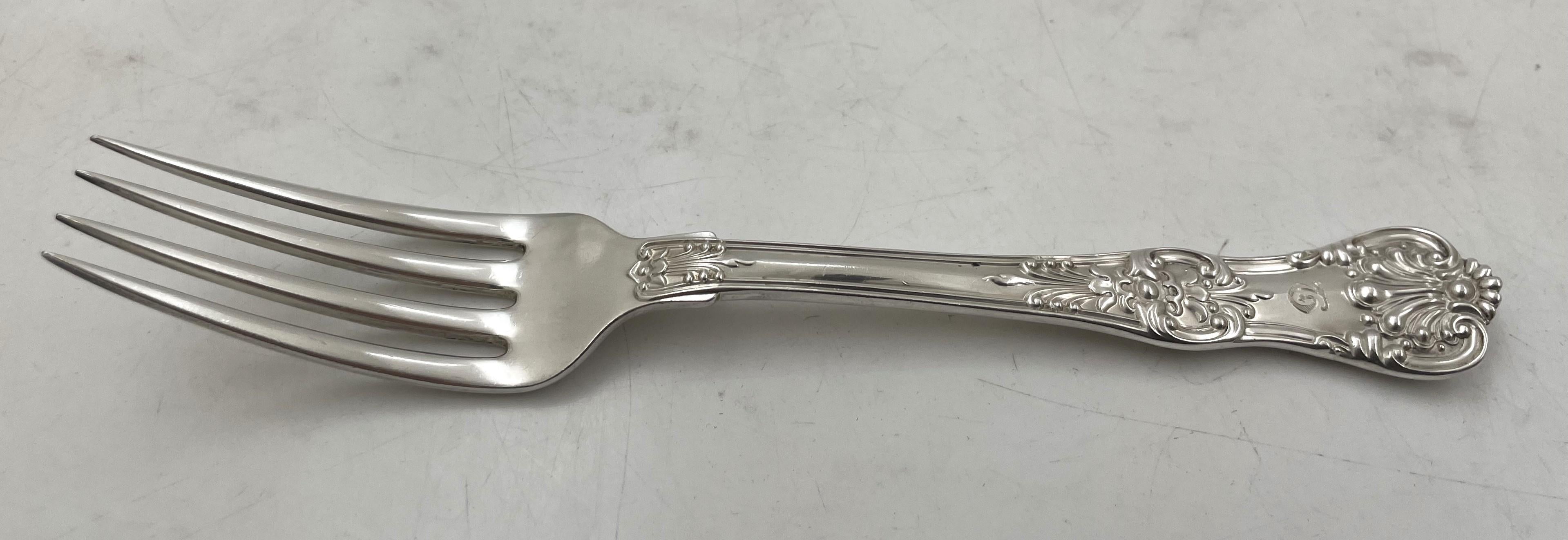 Juego de cubiertos de plata de ley de Tiffany & Co. en el célebre diseño Rey Inglés, adornado con conchas y otros motivos, compuesto por:

12 tenedores de segundo plato o ensalada, de 6 3/4'' de longitud
12 tenedores de mesa, de 7 1/4'' de