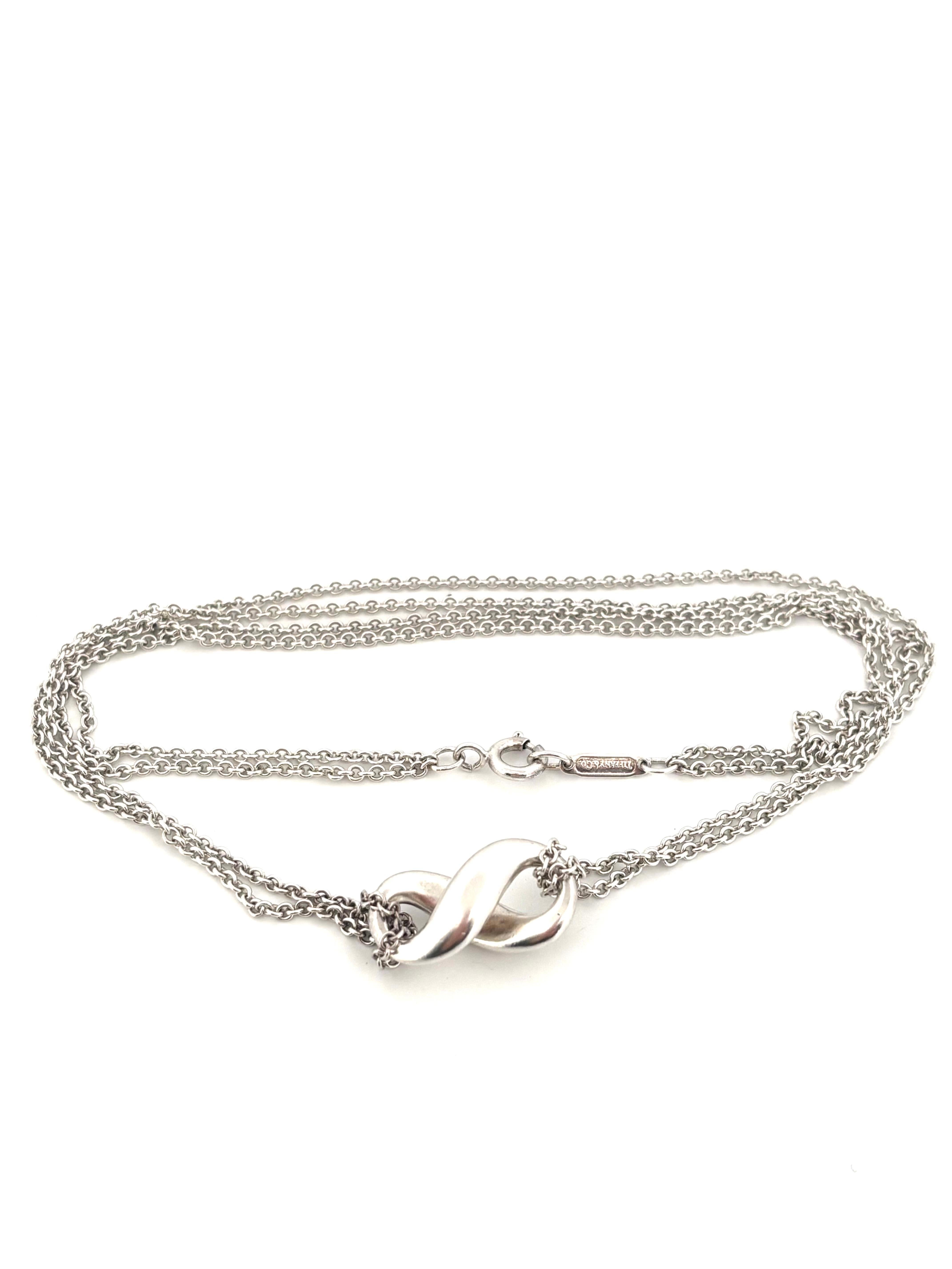 Questa elegante collana di Tiffany & Co. sfoggia un design senza tempo e una raffinatezza moderna. Realizzato in argento massiccio (.925), presenta l'iconico motivo dell'infinito, simbolo di amore eterno, unità e possibilità infinite. Il