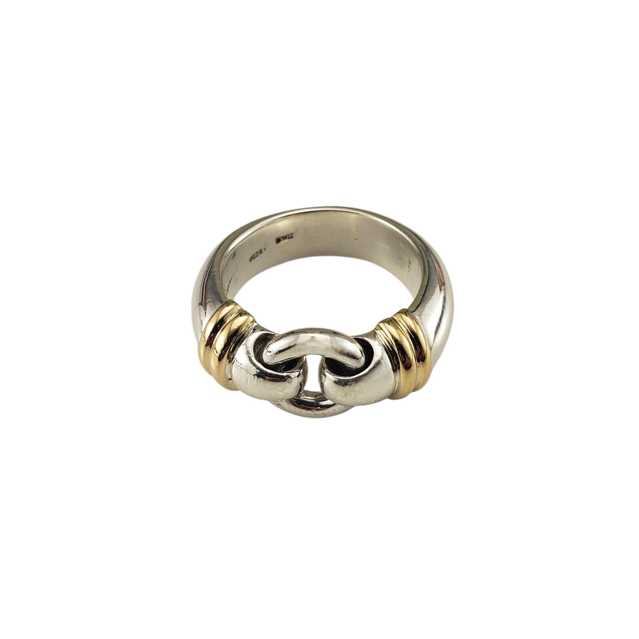 Tiffany & Co. Anello con fibbia in argento sterling e oro giallo 18 carati, misura 7,75

Un design audace e senza tempo di Tiffany & Co. caratterizzato da una fascia in argento sterling lucido con un motivo a cerchi intrecciati al centro,