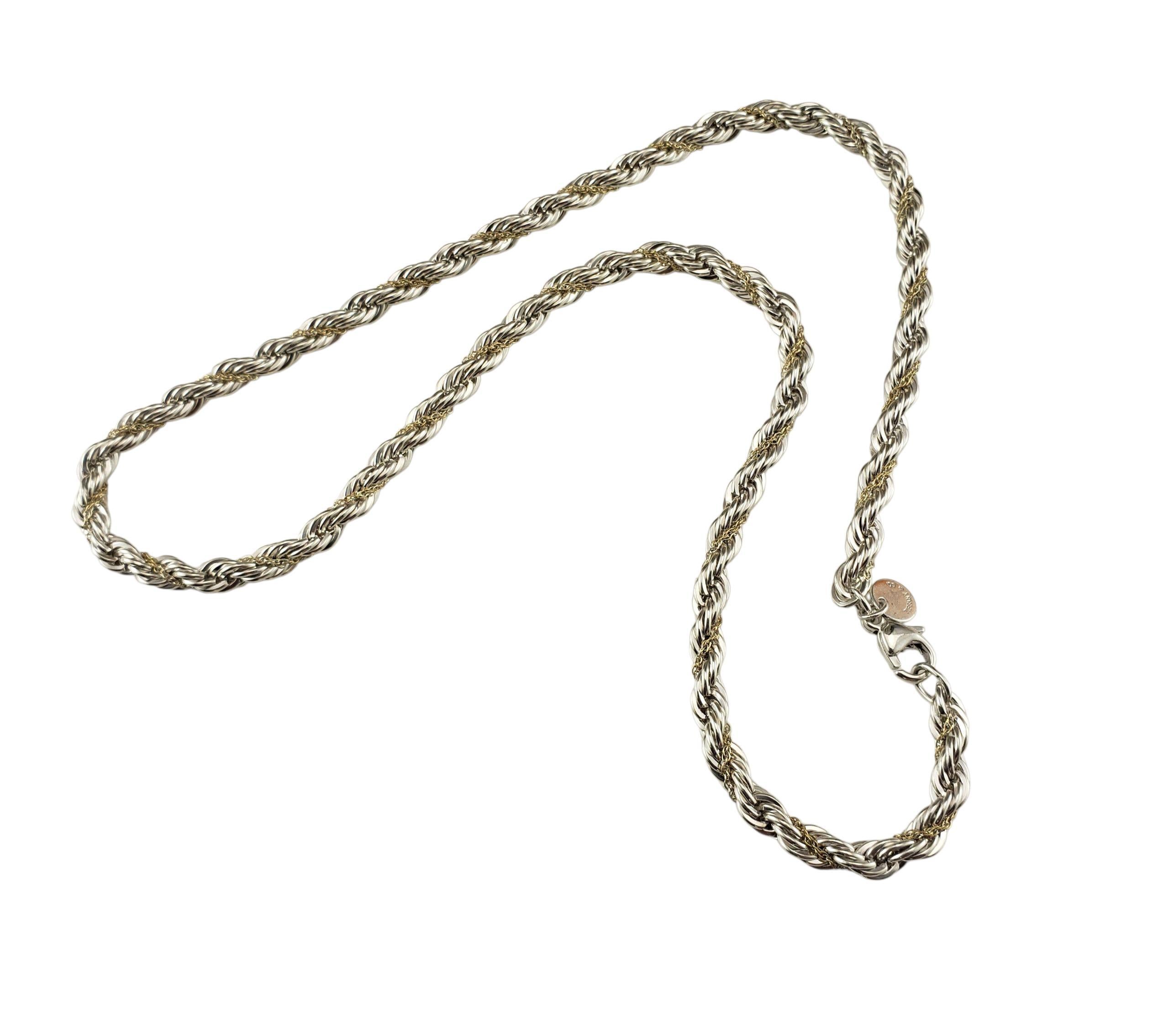 Tiffany & Co. Collana a catena in argento sterling e oro giallo 18 carati.

Questa elegante collana è caratterizzata da maglie intrecciate in argento sterling accentate da delicate fasce in oro giallo 18 carati, che creano il caratteristico stile a