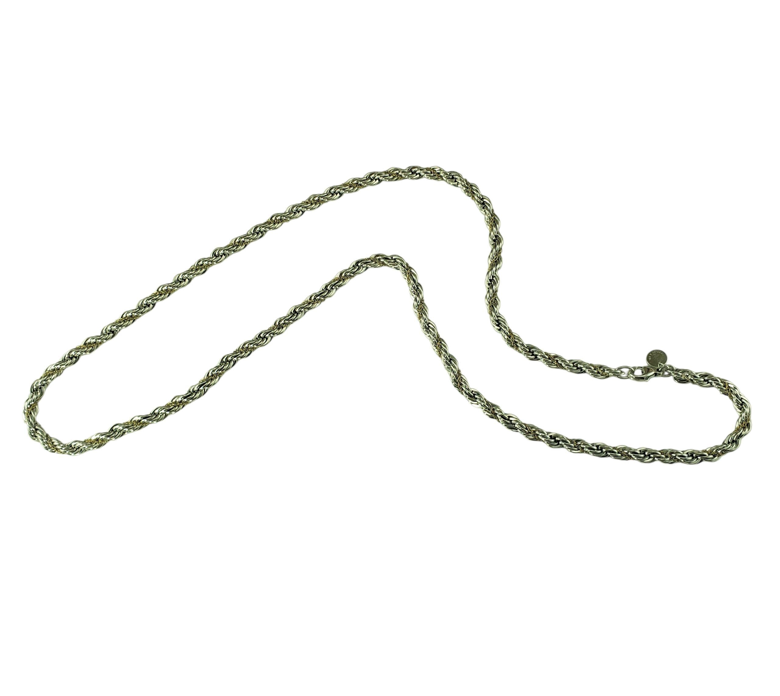 Tiffany & Co. Collana a catena in argento sterling e oro giallo 18 carati.

Questa elegante collana è caratterizzata da maglie intrecciate in argento sterling accentate da delicate fasce in oro giallo 18 carati, che creano il caratteristico stile a