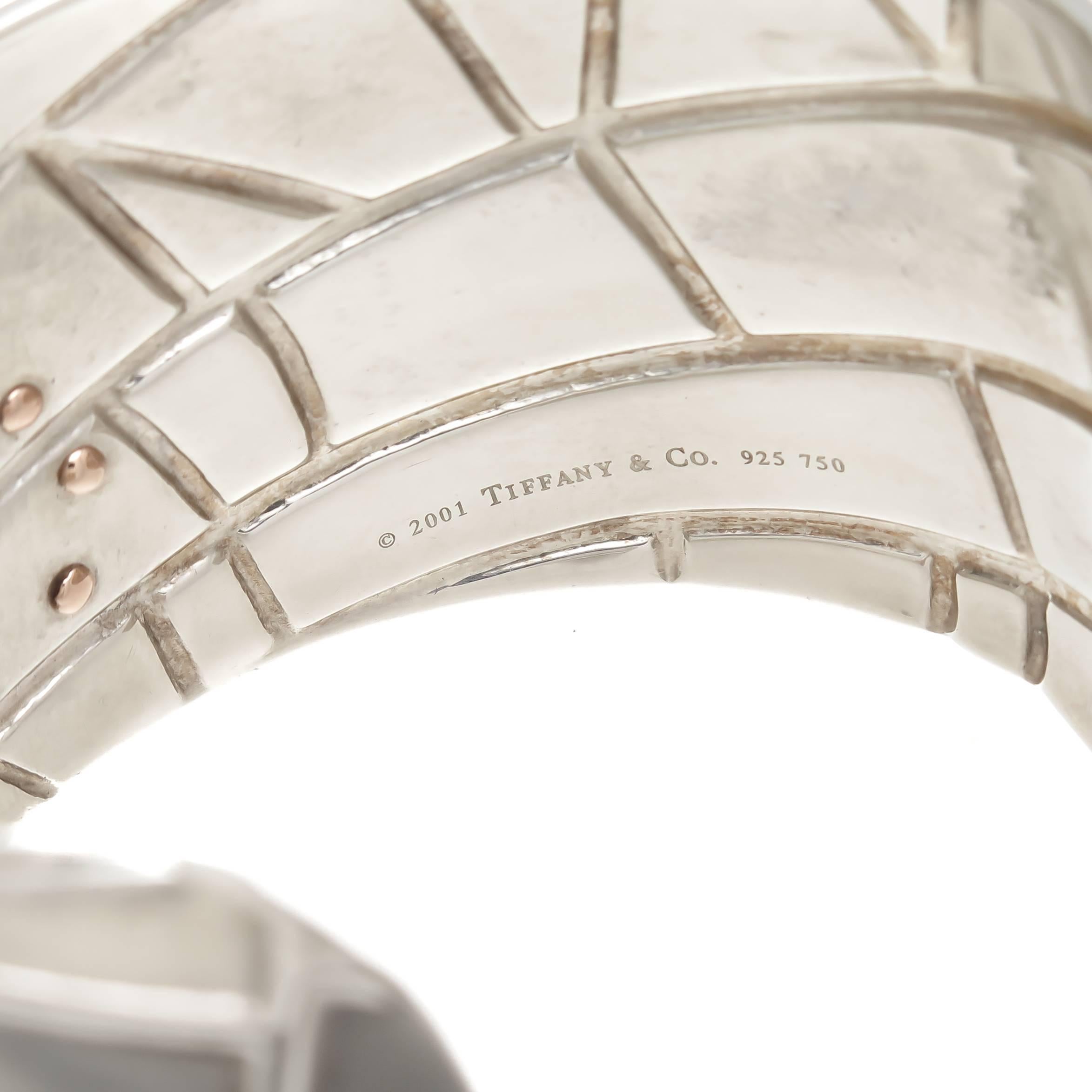 CIRCA 2001 Bracciale Spider Webb in argento Sterling di Tiffany and Company con un ragno in oro giallo 18 carati applicato.  5 pollici e un'apertura di 1 pollice per un totale di 6 pollici e può essere regolato per adattarsi alla maggior parte dei