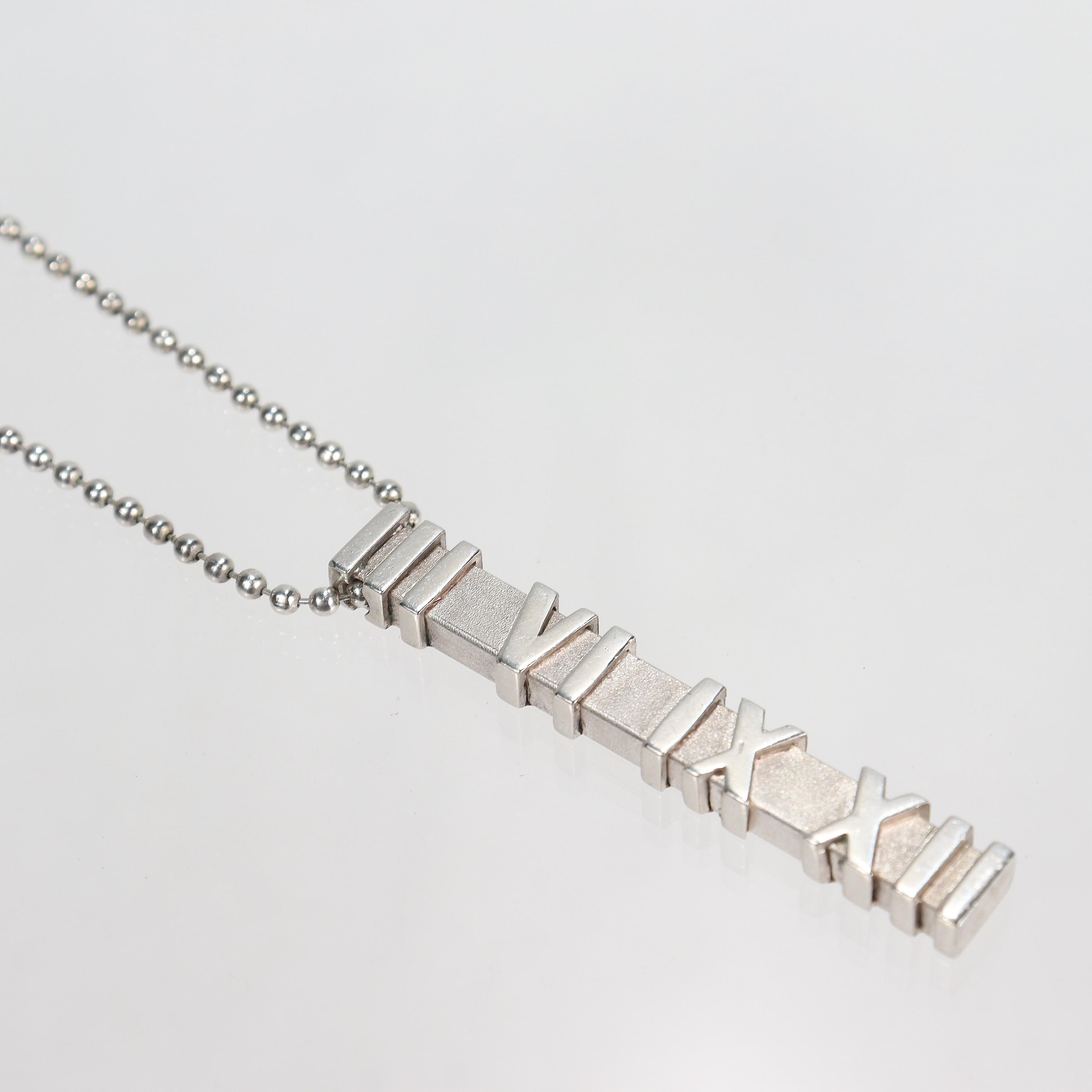 Un collier avec pendentif et chaîne en forme de plaque d'identité de la collection Atlas.

Par Tiffany & Co. 

En argent sterling.

La collection 