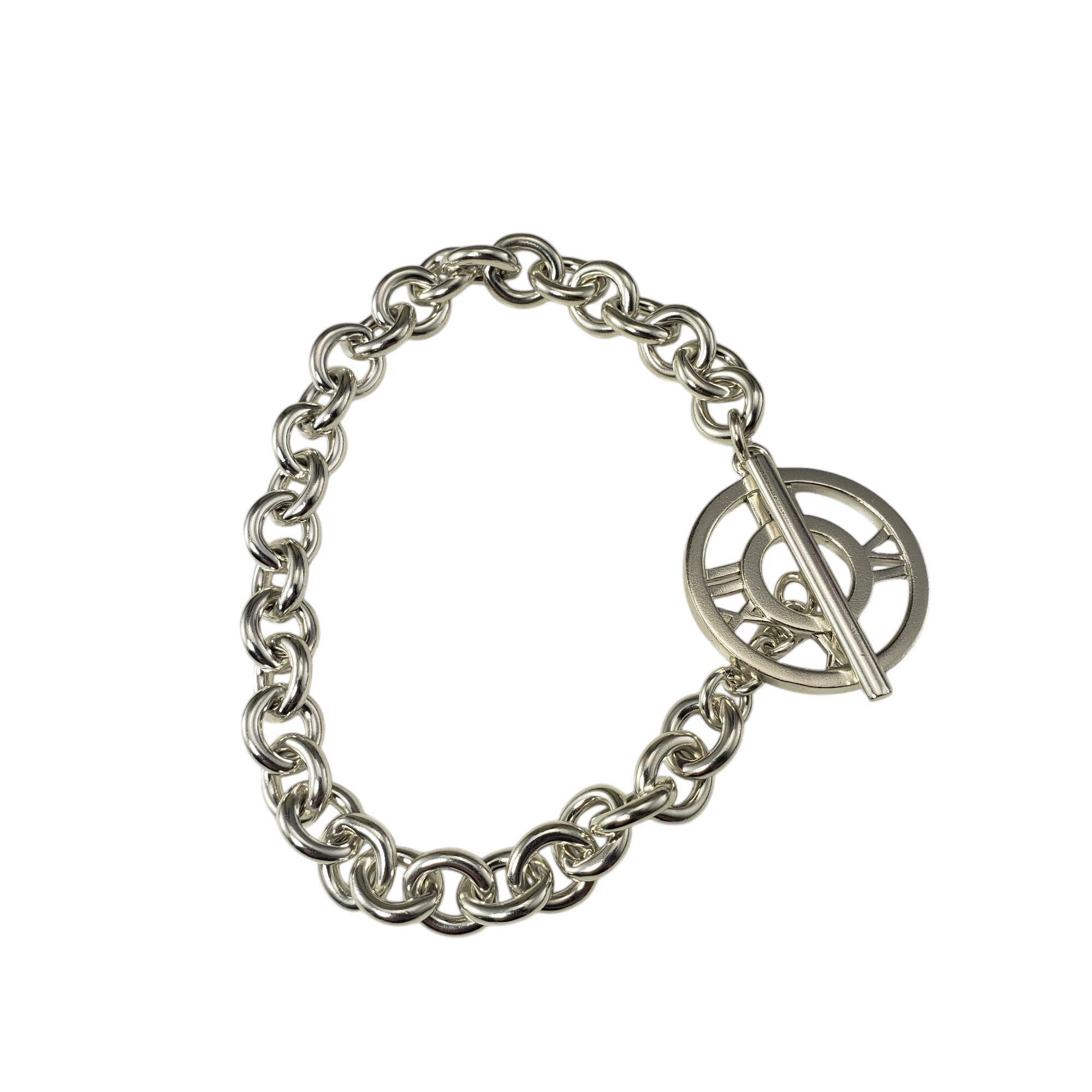 Tiffany & Co. Sterling Silber Atlas Toggle-Armband-

Dieses Armband aus Sterlingsilber mit dem ikonischen Motiv der römischen Ziffer aus der Tiffany Atlas Kollektion ist eine Hommage an die Macht der Zeit und an mühelosen Stil. Breite: 8 mm.