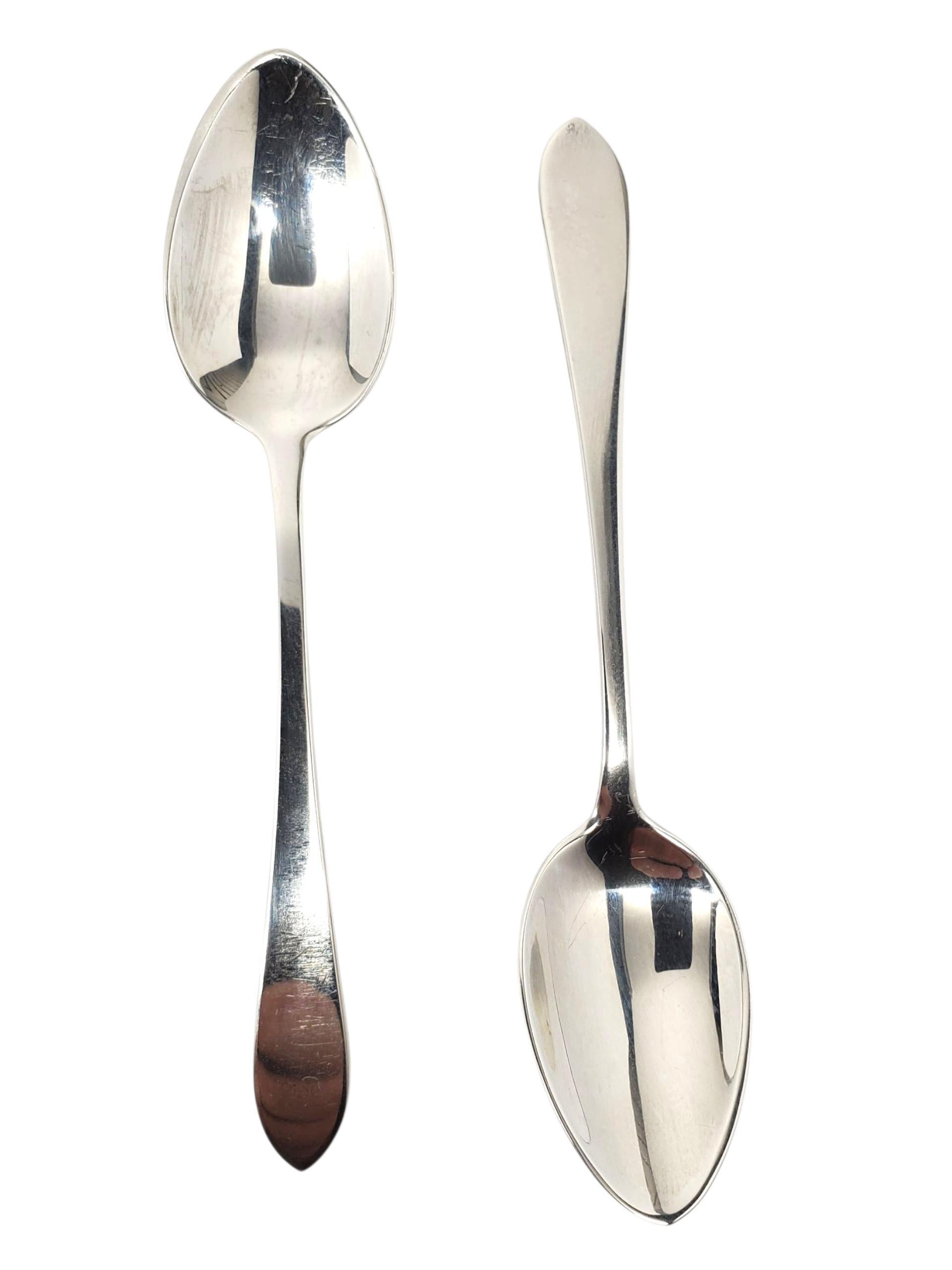 Tiffany & Co. Cucchiai per bambini in argento sterling (set di 2) -

Questo elegante set di cucchiai per bambini di Tiffany & Co. è realizzato in argento sterling nella scatola blu originale di Tiffany.

Dimensioni: circa 4,25