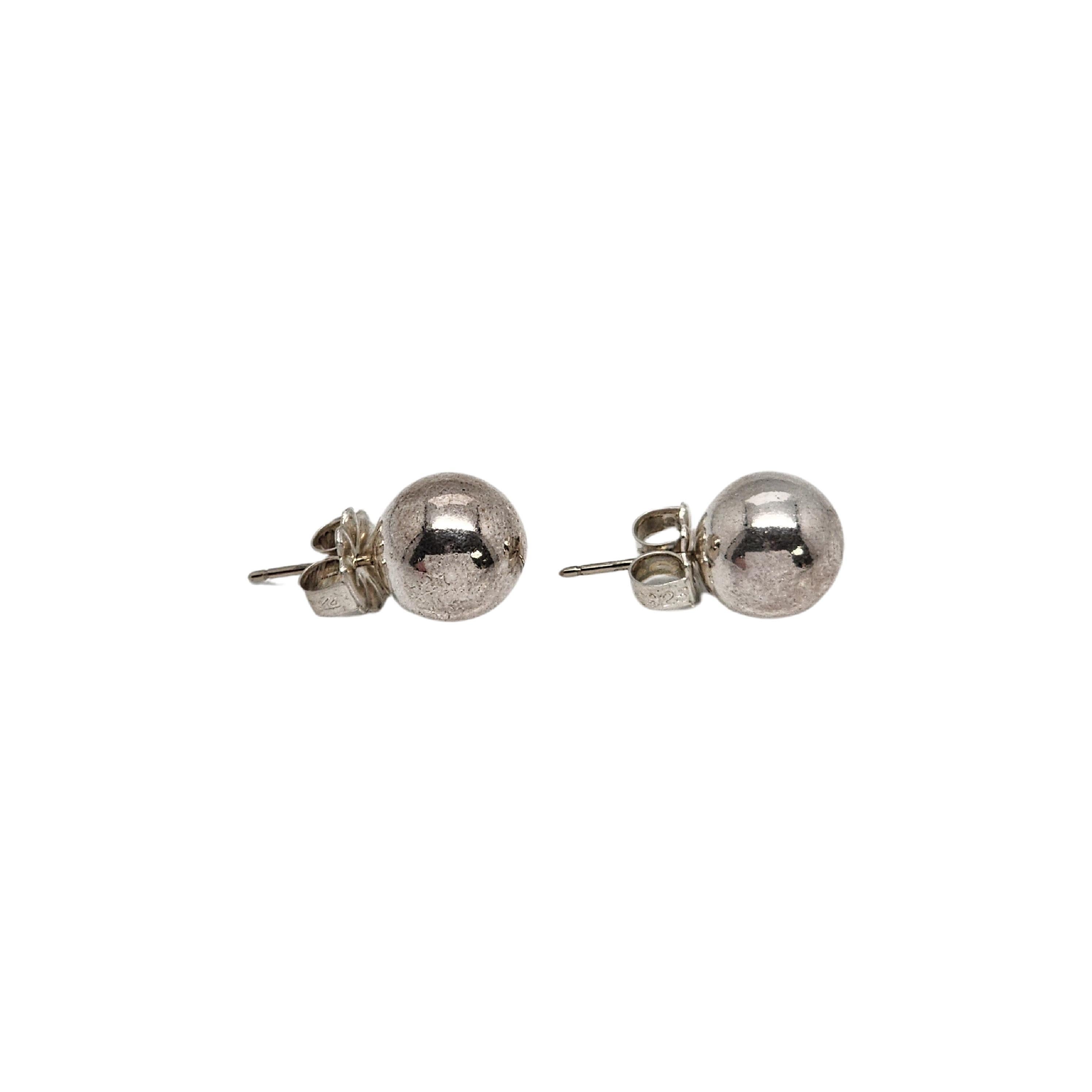 Clous d'oreilles boule en argent sterling Tiffany & Co n° 16406 Bon état - En vente à Washington Depot, CT