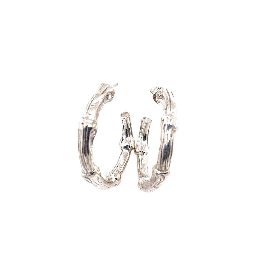 Tiffany & Co Sterling Silber Bambus Hoop Ohrringe 1996 mit Original Box+Etui

Diese schönen Ohrringe sind mit 925er Sterlingsilber markiert und mit dem Tiffany & Co. Logo versehen. Sie kommen mit Originalverpackung und -beutel.

Zusätzliche