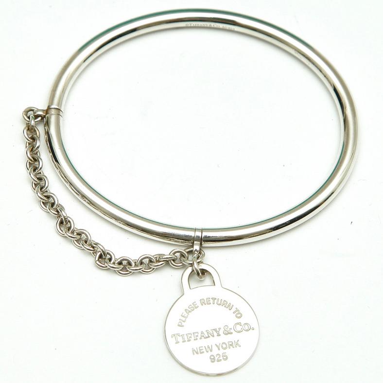 
TIFFANY & CO. Sterling Silver Bangle Bracelet Return To Tiffany Tag Chain

New never worn.
925 designer signature stamp.
Slip on.
Approximate Meausements:
Width: 2.25