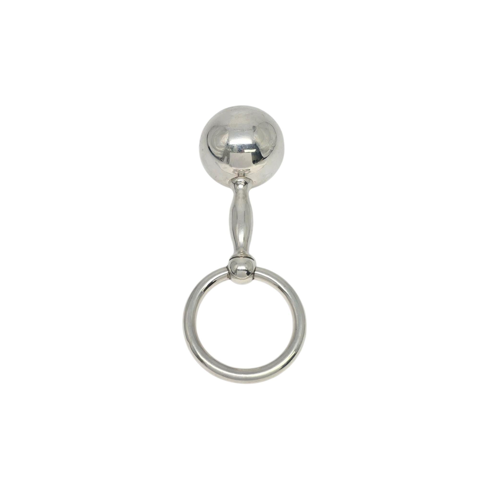 Tiffany & Co. anello a sonaglio con bilanciere in argento sterling

Sonaglio per bambini in argento 925 con un bilanciere su un lato e un anello per la dentizione sull'altro. Non include la scatola o l'astuccio di Tiffany & Co.

Pesa circa 55,4g,