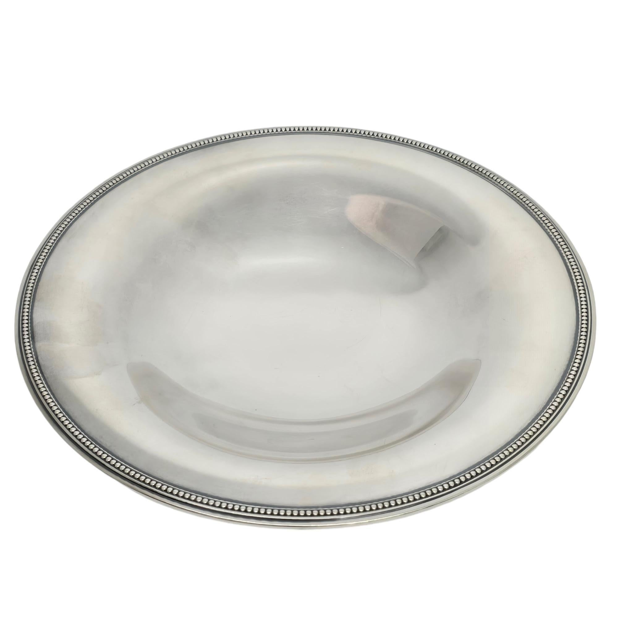 Ciotola in argento sterling con bordo in rilievo e piede basso di Tiffany & Co.

Splendido design liscio e lucido, con ciotola e piede dal bordo perlato. Non include la scatola o l'astuccio Tiffany.

Misura circa 7 3/4