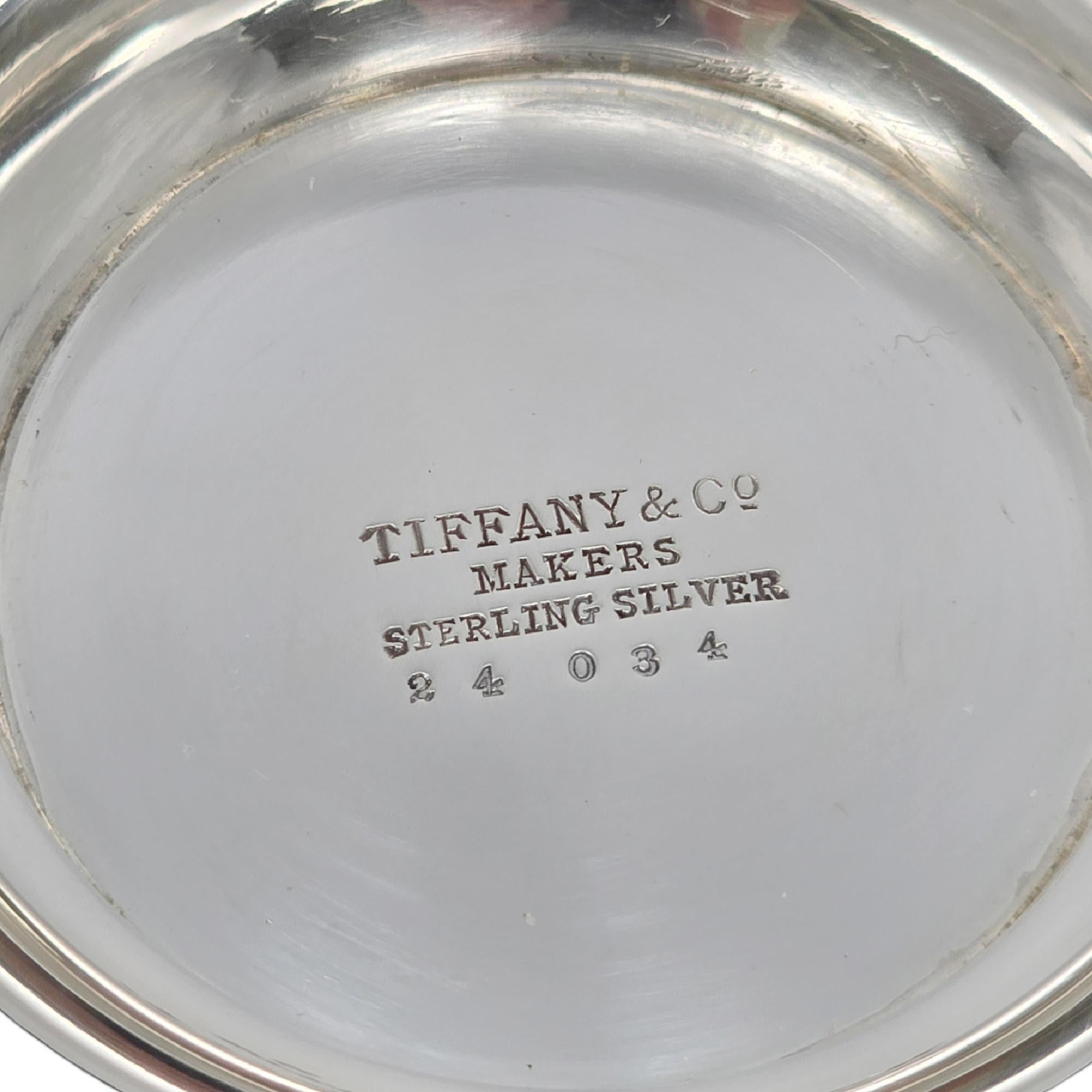 Tiffany & Co. Ciotola con piede basso e bordo in rilievo in argento Sterling 7 3/4