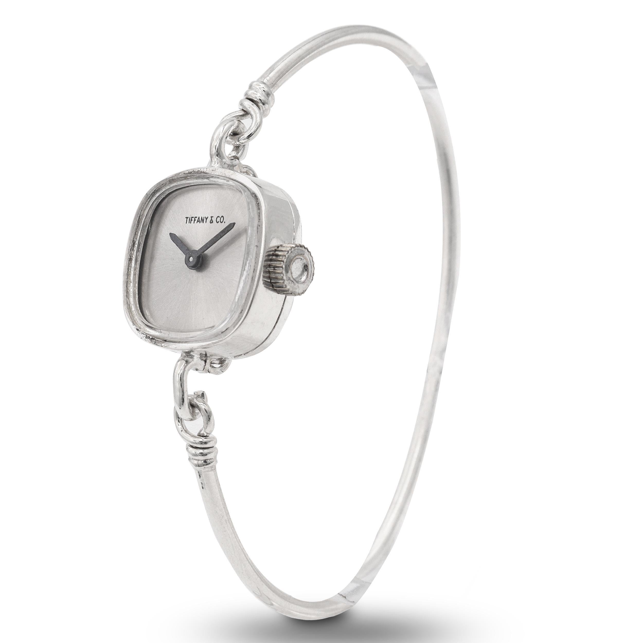 Elegante reloj de pulsera Tiffany & Co. de plata de ley para mujer, con caja cuadrada minimalista y esfera plateada con la inscripción 
