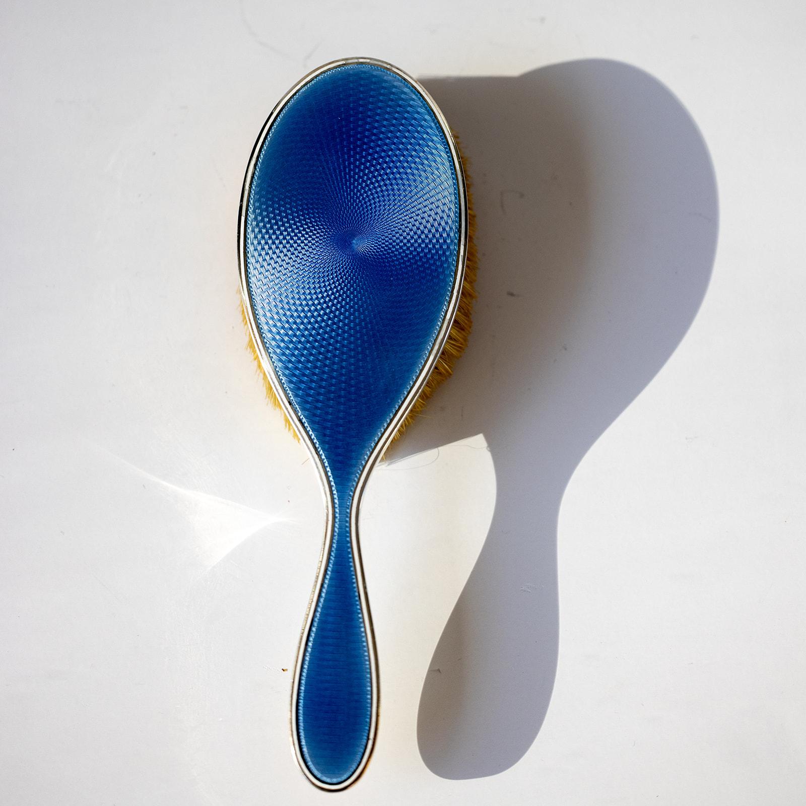 Tiffany & Co Sterling Silver Blue Guilloché Enamel Hair Brush Vintage Dresser Set en vente 2