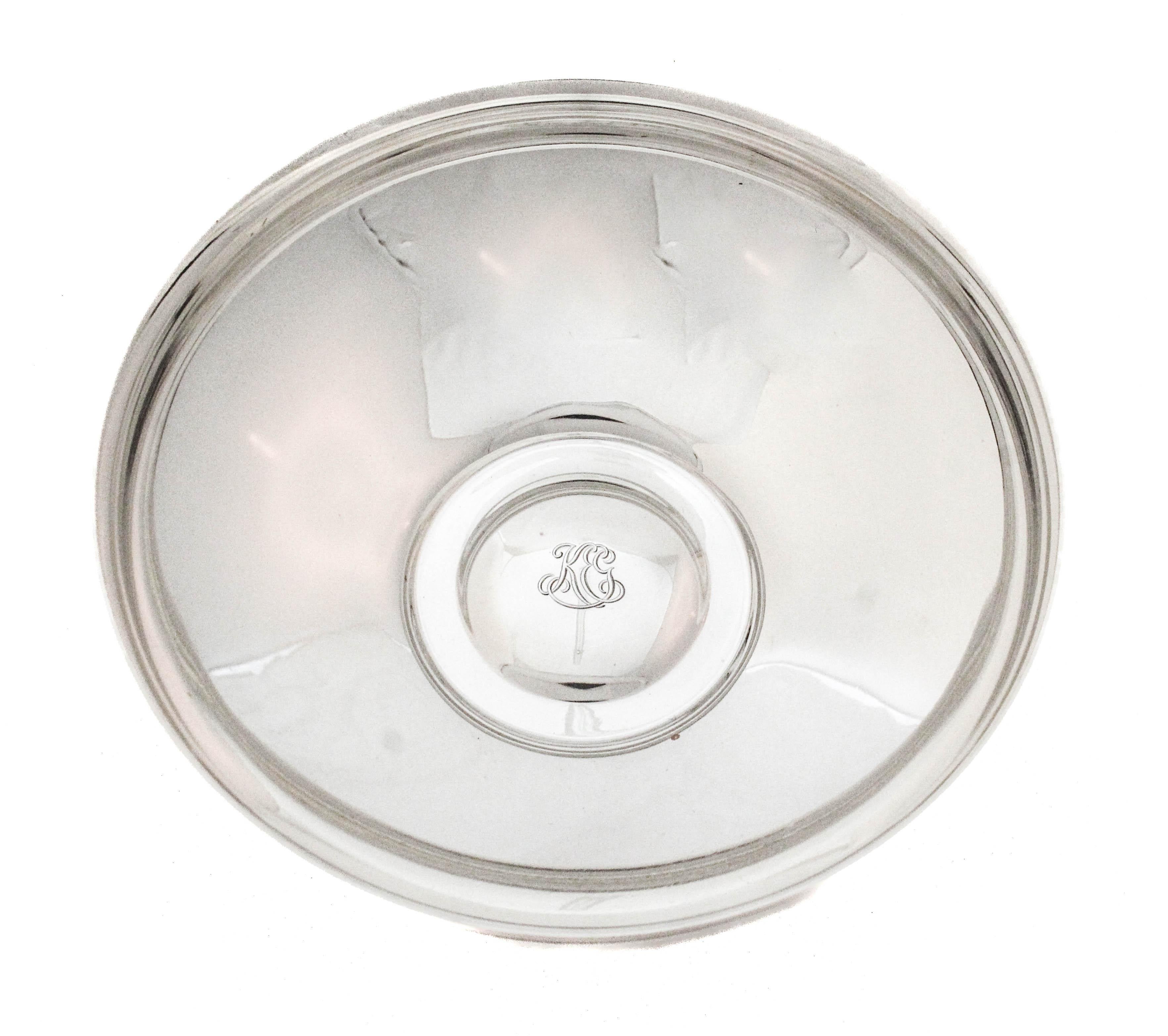 In offerta c'è una coppia di ciotole in argento sterling di Tiffany & Co. realizzate con un elegante design Mid-Century Modern. Ogni ciotola misura circa 7 pollici di diametro per 2 pollici di altezza e presenta una superficie liscia e riflettente