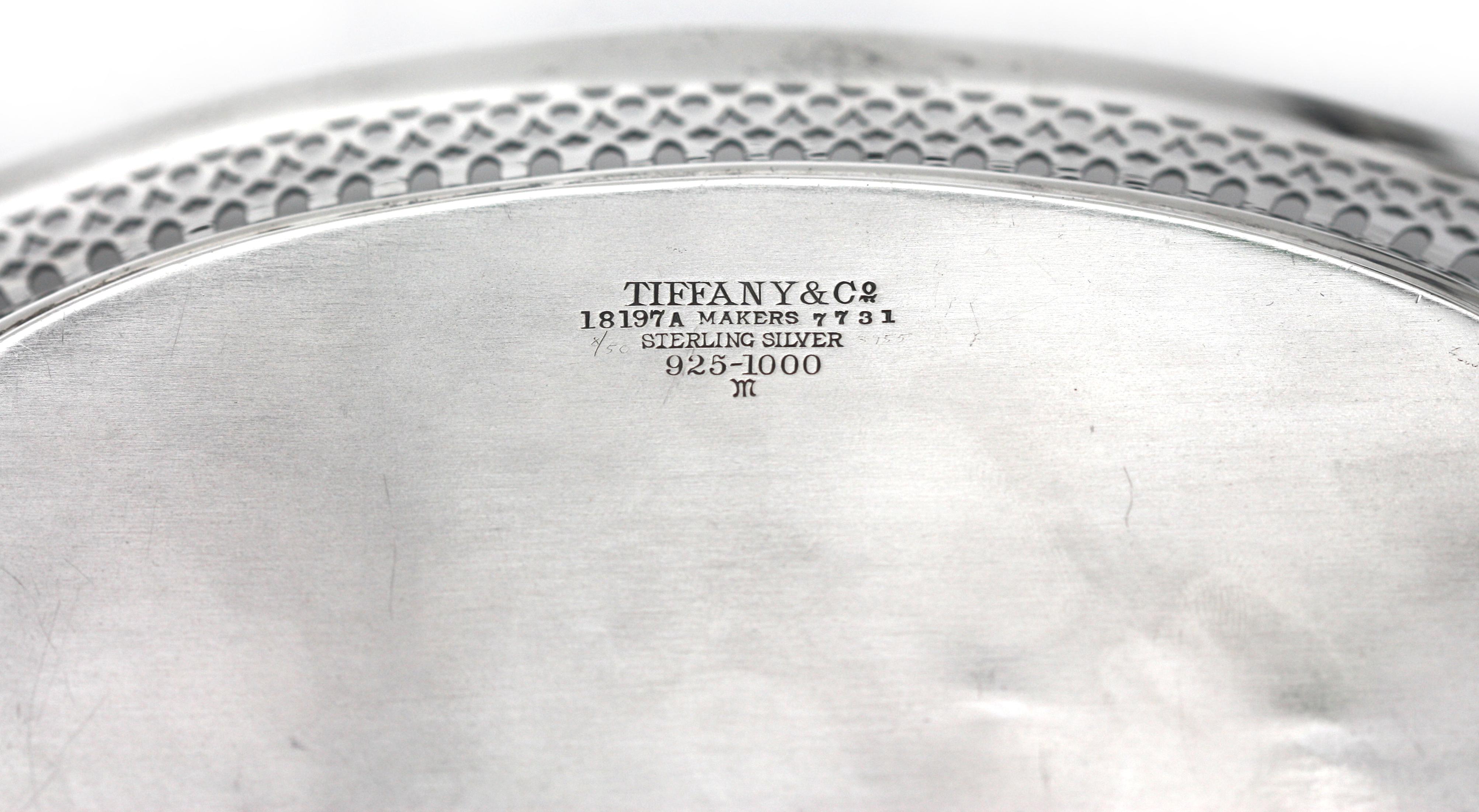 
Tiffany & Co. Plateau à pain en argent sterling.
Circa 1915, marqué. Ovale avec un treillis réticulé et une bordure de perles, portant l'inscription Hilda Robinson Smith, 16 avril 1914.
Hauteur 2,5 po, Longueur 10,5 po, 8,47 oz troy.
