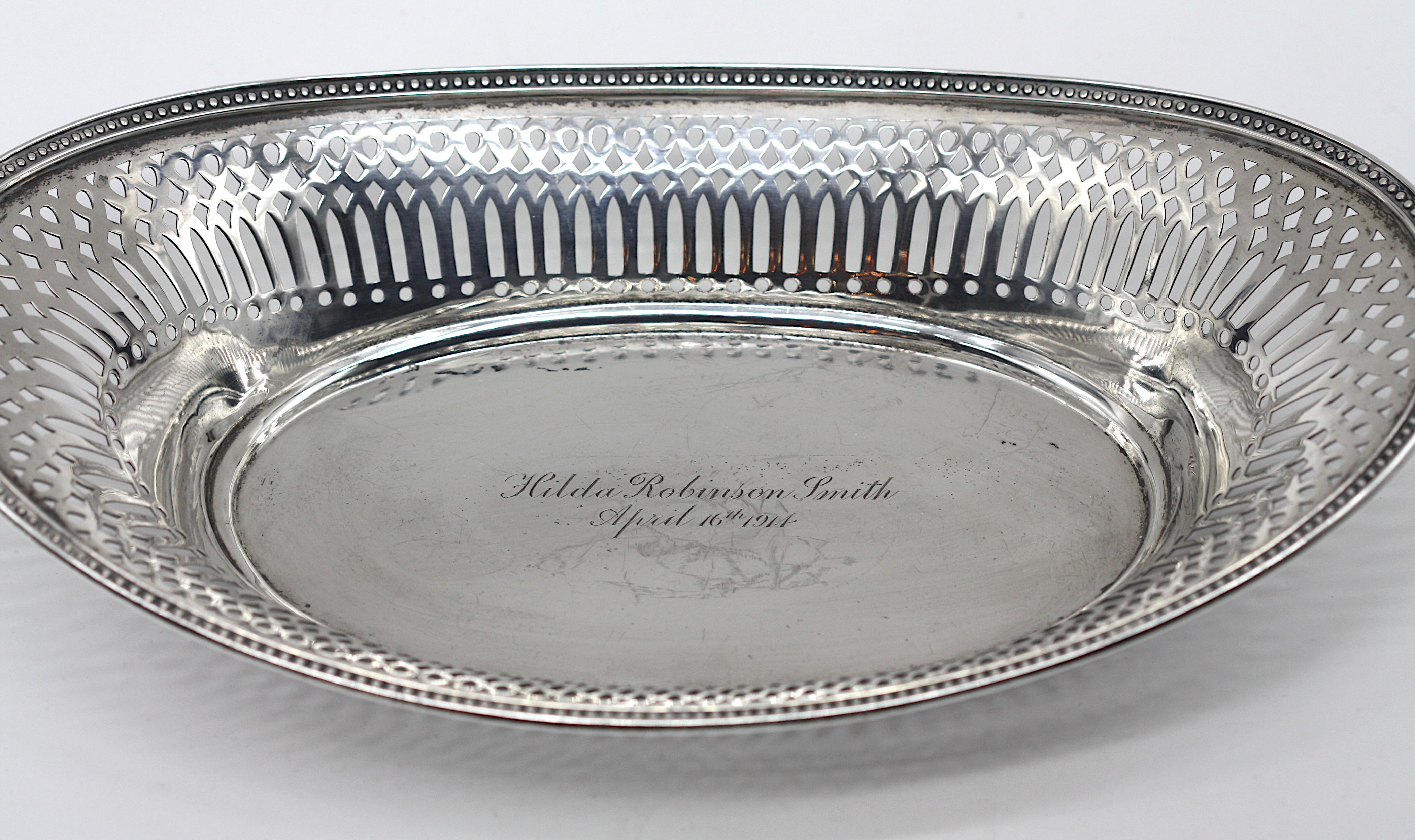 20ième siècle Tiffany & Co. Plateau à pain en A Silver en vente