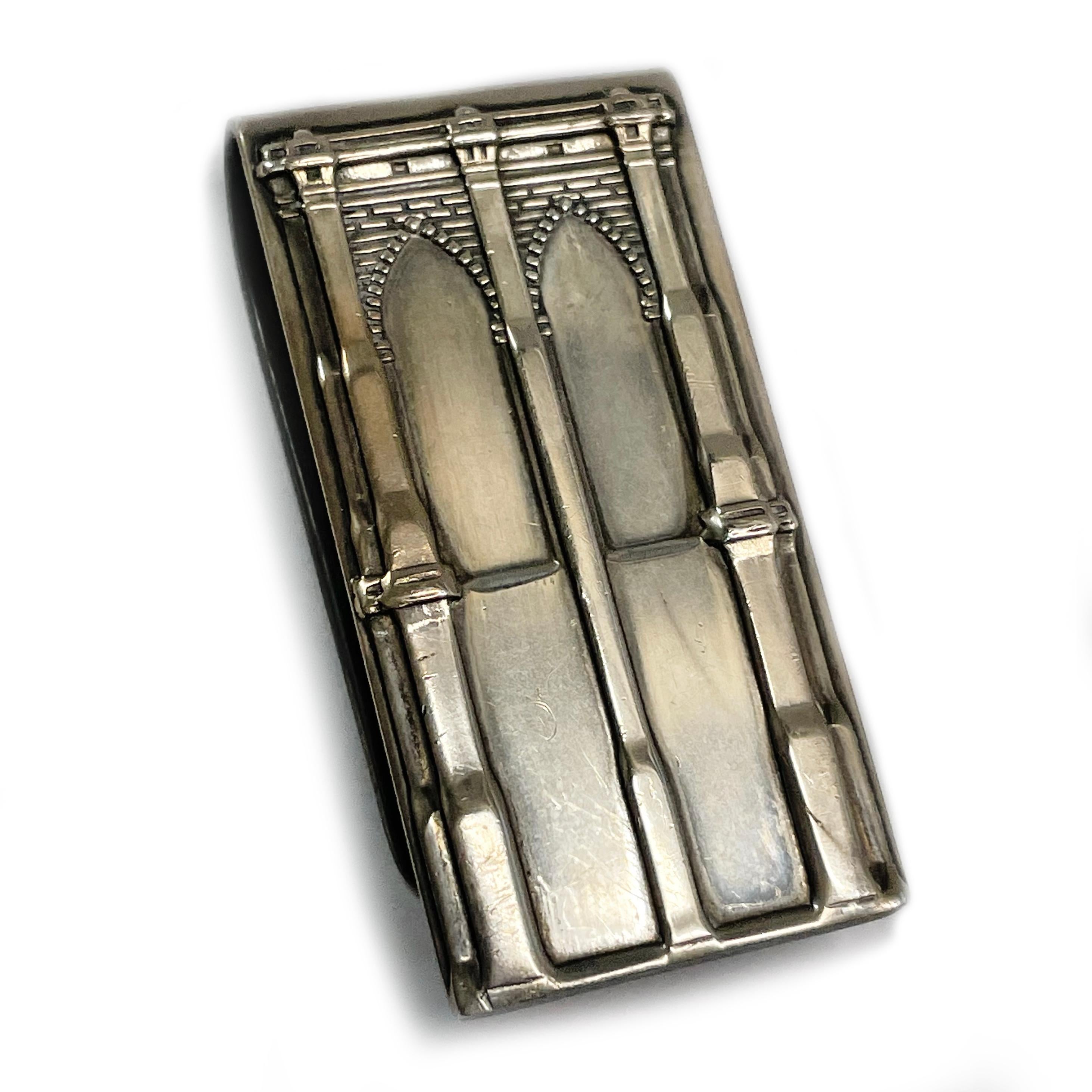 Tiffany & Co. Sterling Silber Brooklyn Bridge Geldklammer. Die Geldscheinklammer zeigt ein Relief der Brooklyn Bridge auf der Vorderseite und eine glatte, glänzende Oberfläche auf der gesamten Geldscheinklammer. Die Geldklammer ist 1,87