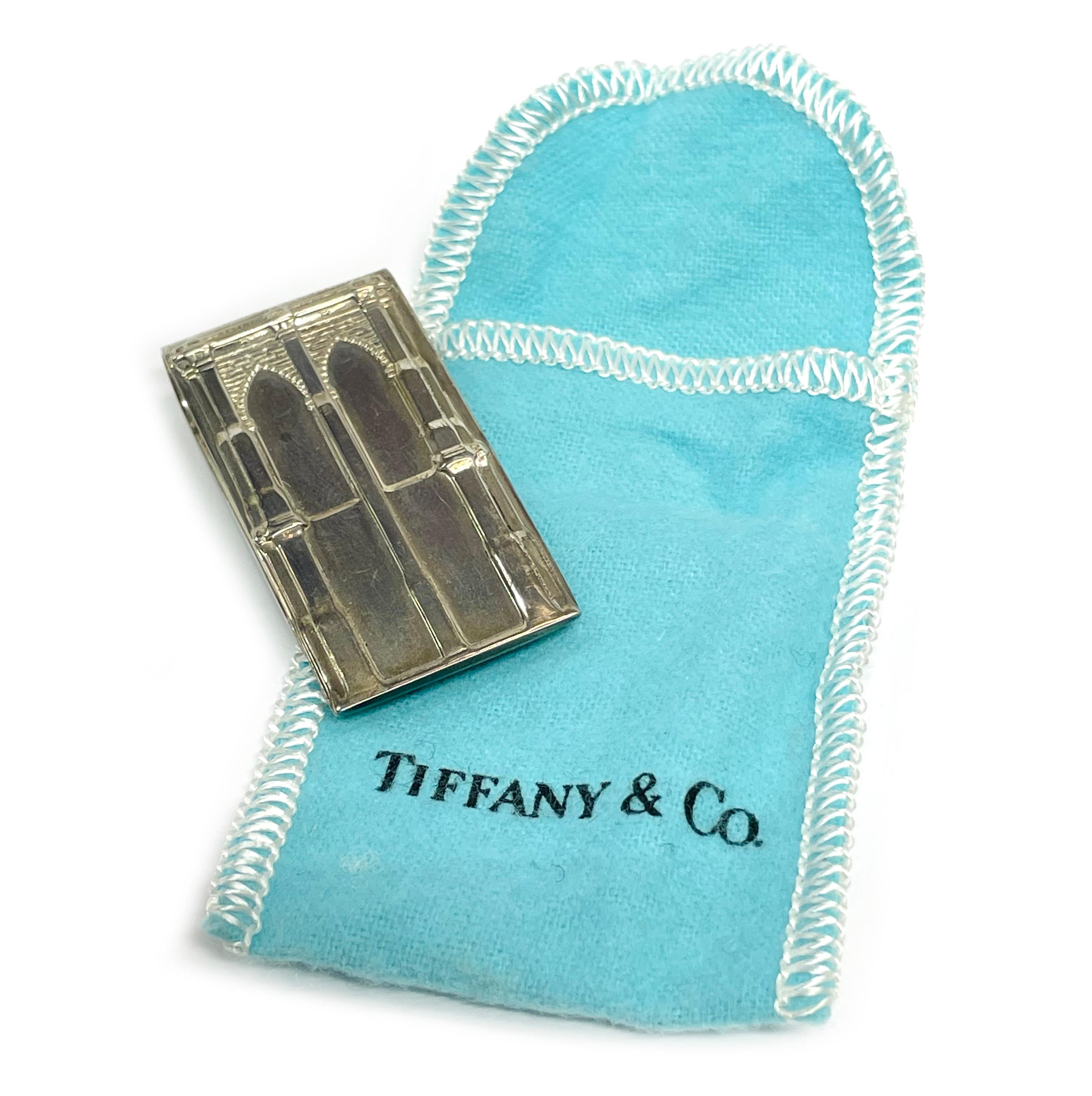 Tiffany & Co. Sterling Silber Brooklyn Bridge Geldklammer. Die Geldscheinklammer zeigt ein Relief der Brooklyn Bridge auf der Vorderseite und eine glatte, glänzende Oberfläche auf der gesamten Geldscheinklammer. Die Geldklammer ist 1,87