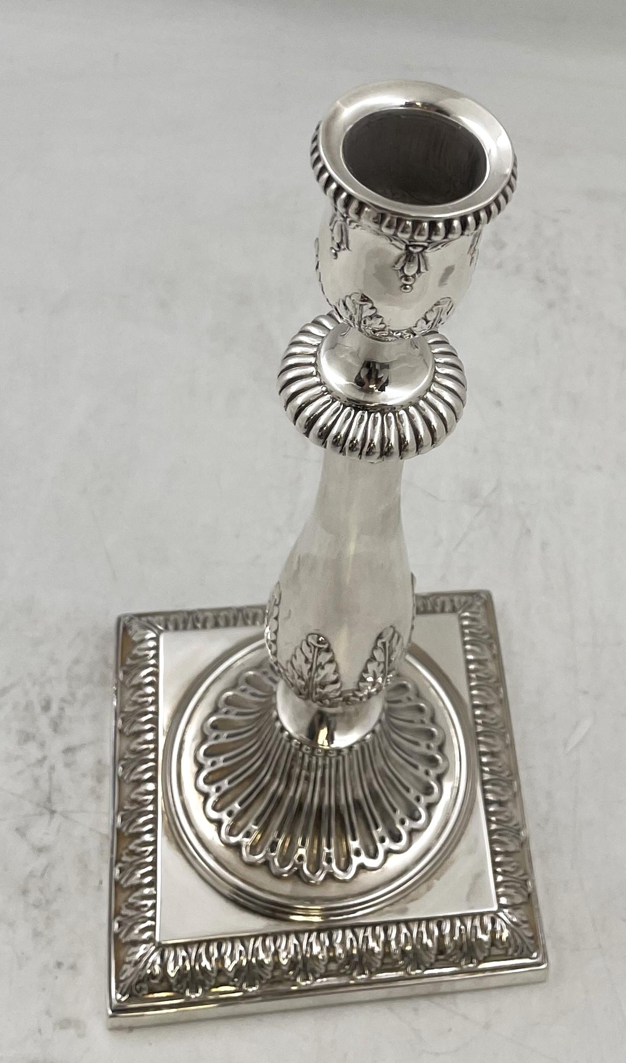 Realizzato a Birmingham, in Inghilterra, il candeliere in argento di Tiffany & Co. del 1959 presenta motivi naturali e geometrici stilizzati. Misura 10 3/4'' di altezza, ha una base quadrata di 4 3/4'' di lunghezza, è pesato e reca i marchi come