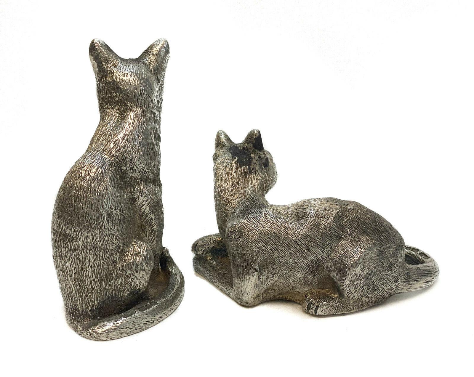 Tiffany & Co. London sterling silver cat salt and pepper shakers, 1988. Hand chased figural cats, one sitting up and one lounging. Tiffany & Co. sterling silver hallmarks to the tails. 

Weight Approx., 8.4 ozt 

Measures Approx., Taller: 1.5