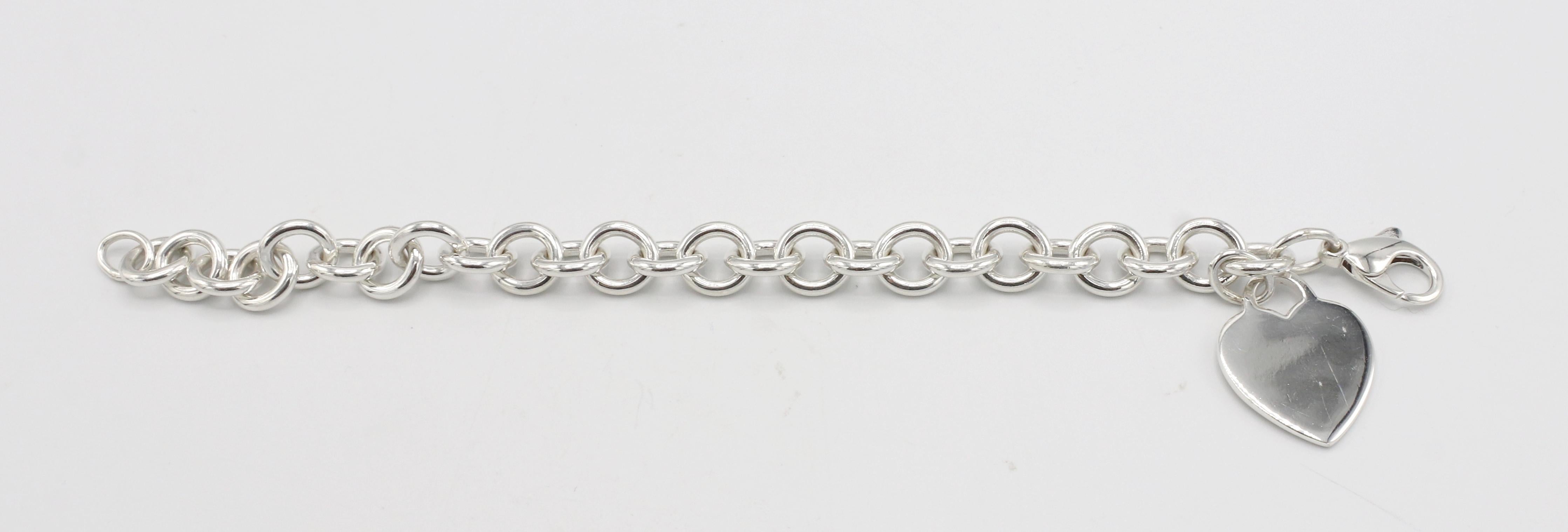 Tiffany & Co. Sterling Silber Kette Link Herz Charme Armband 
Metall: Sterling Silber
Gewicht: 33,3 Gramm
Länge: 7 Zoll
Herz: 26,5 x 20,5 mm
Verschluss: Karabiner
Links: 10mm
Unterzeichnet: Tiffany & Co. 925