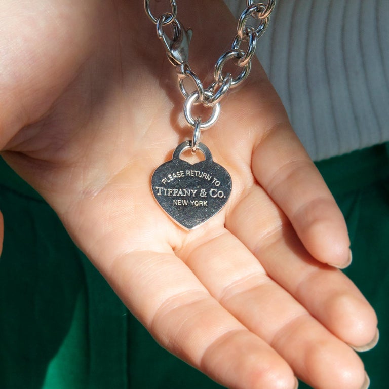 Tiffany and Co. Collier à maillons en argent sterling avec pendentif en  forme de coeur poinçonné sur 1stDibs