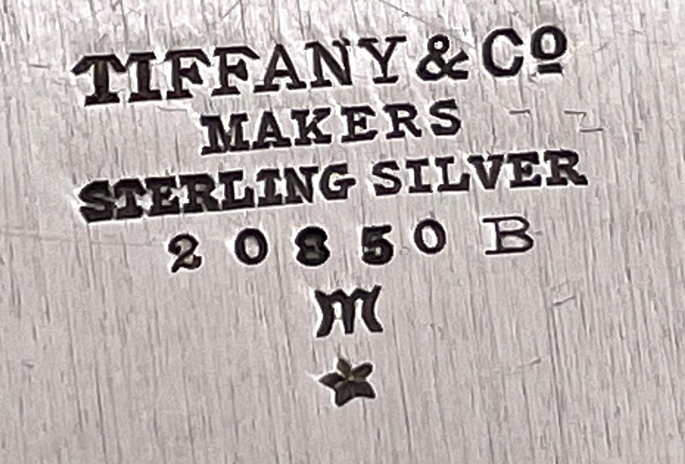 Tiffany & Co. Kinderschale und Unterteller aus Sterlingsilber mit Jungen beim Sportspielen im Angebot 4