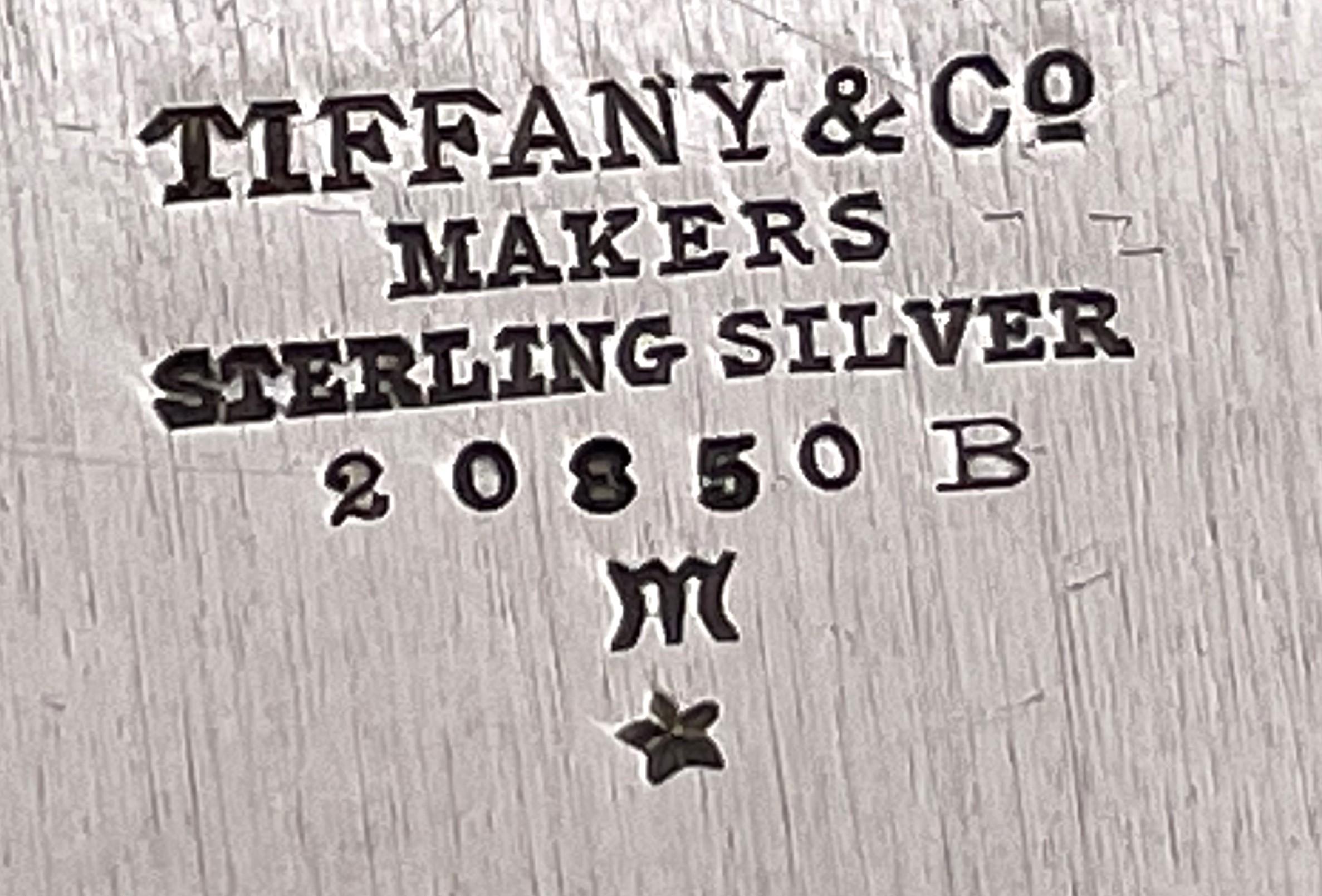 Tiffany & Co. Cuenco y bajoplato infantiles de plata de ley con niños haciendo deporte en venta 4