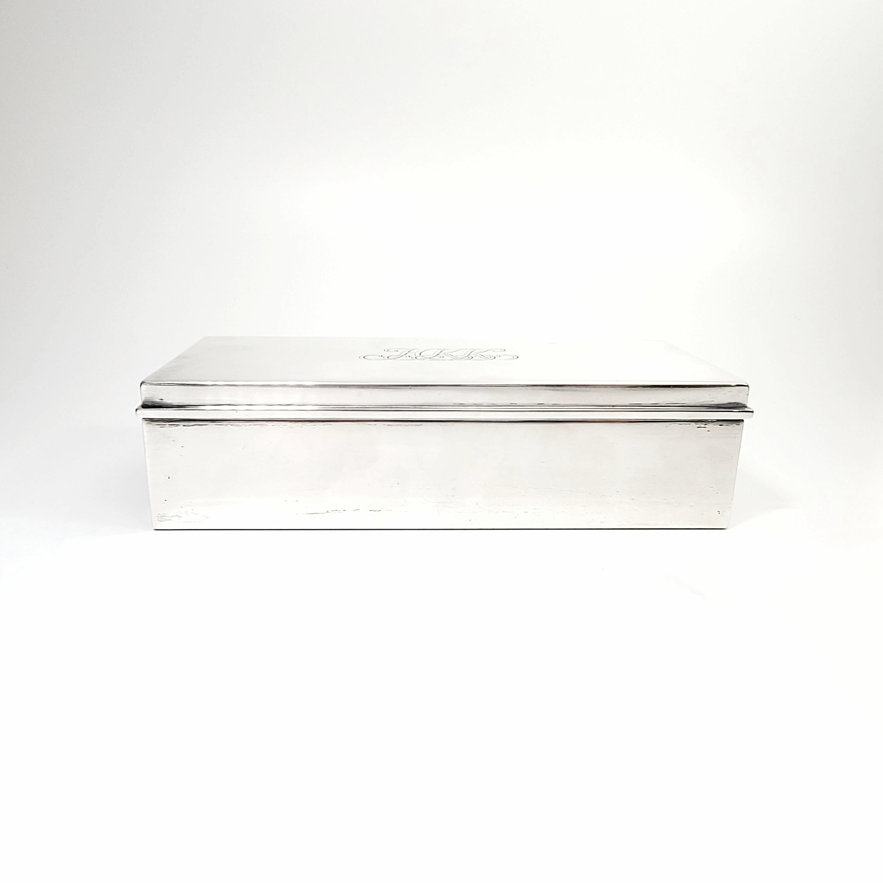 Vintage Tiffany & Co Sterling Silber Zigarette oder Schreibtisch Box.

Ein klassischer, mit Zedernholz ausgekleideter Kasten mit einfachen und zeitlosen Linien. Hergestellt unter der Leitung von Louis deBebian Moore (1947-1956). Enthält keine