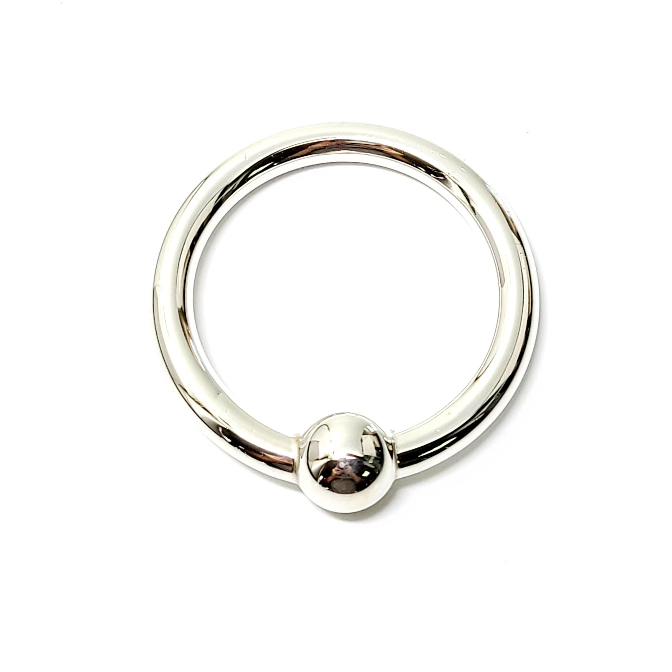 Tiffany & Co Sterling Silber Kreis Ring Rassel. 

Dies ist eine schöne und charmante Sterling Silber Kreis Ring Babyrassel mit einem Ball:: ein klassisches Design von Tiffany & Co. Es hat eine weiche süße klimpern:: wenn Sie es schütteln. Inklusive