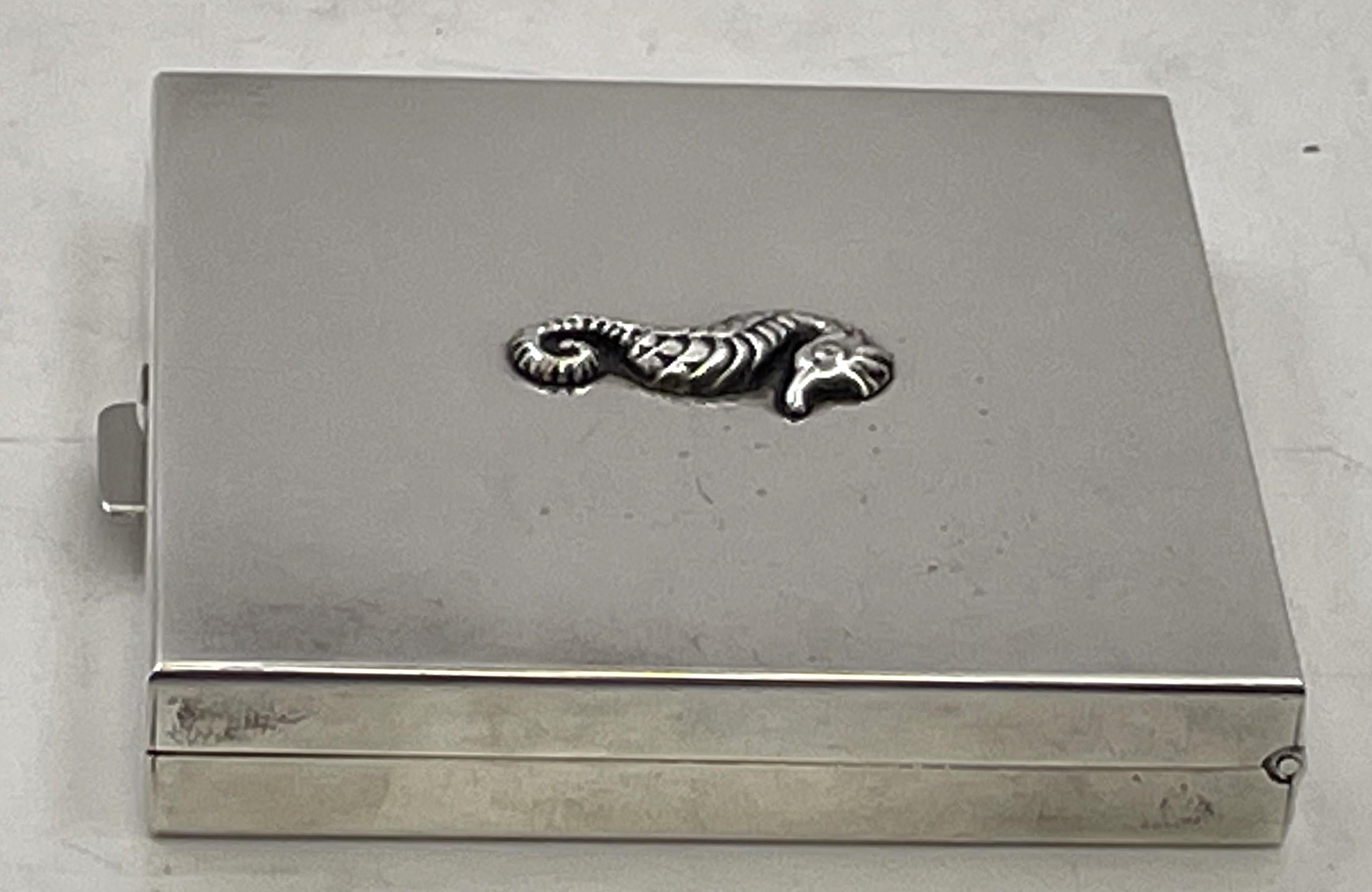 Americano Tiffany & Co. Compatto in argento sterling con specchio e motivo a cavalluccio marino in vendita