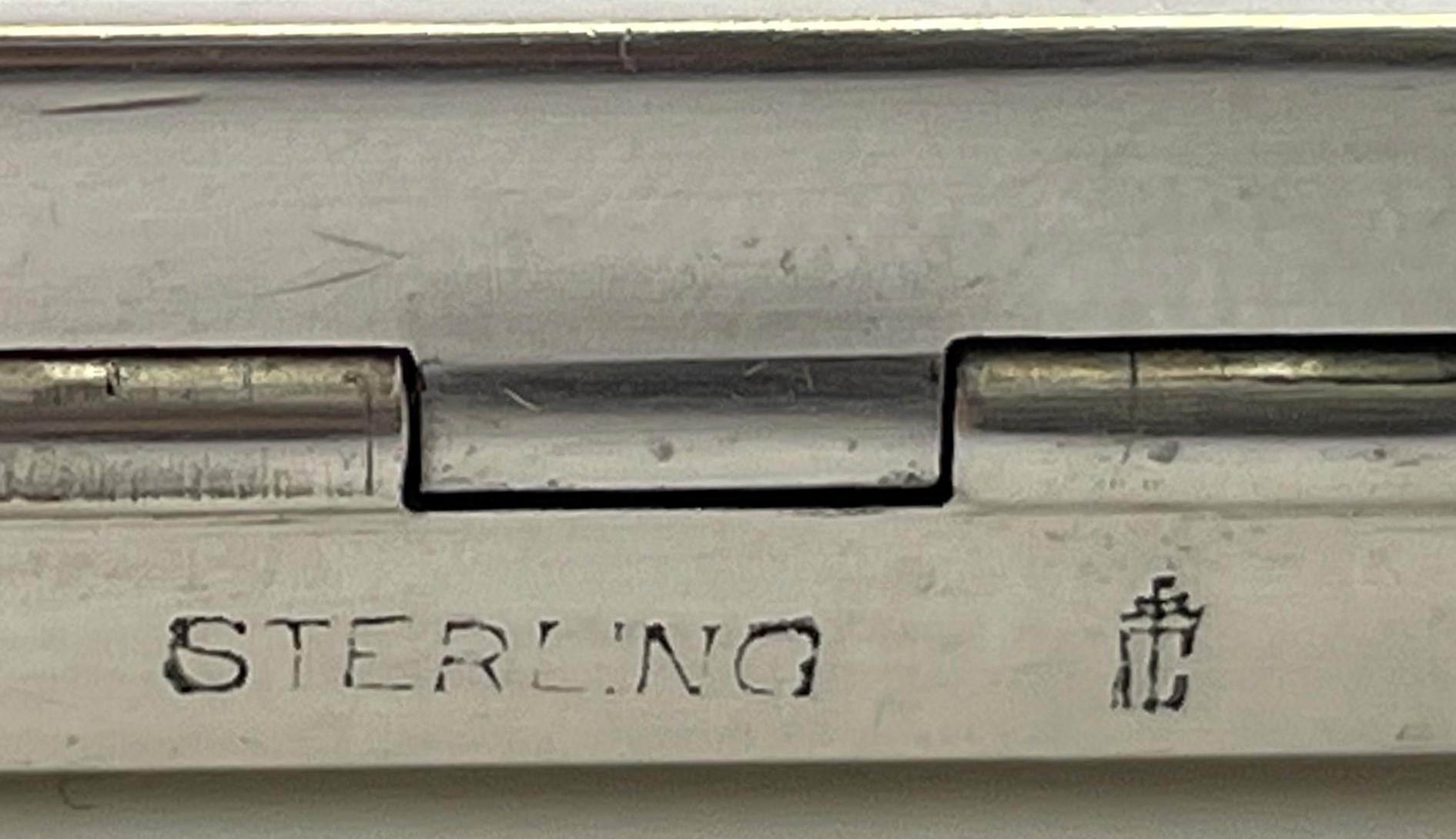 Tiffany & Co. Compatto in argento sterling con specchio e motivo a cavalluccio marino in vendita 1